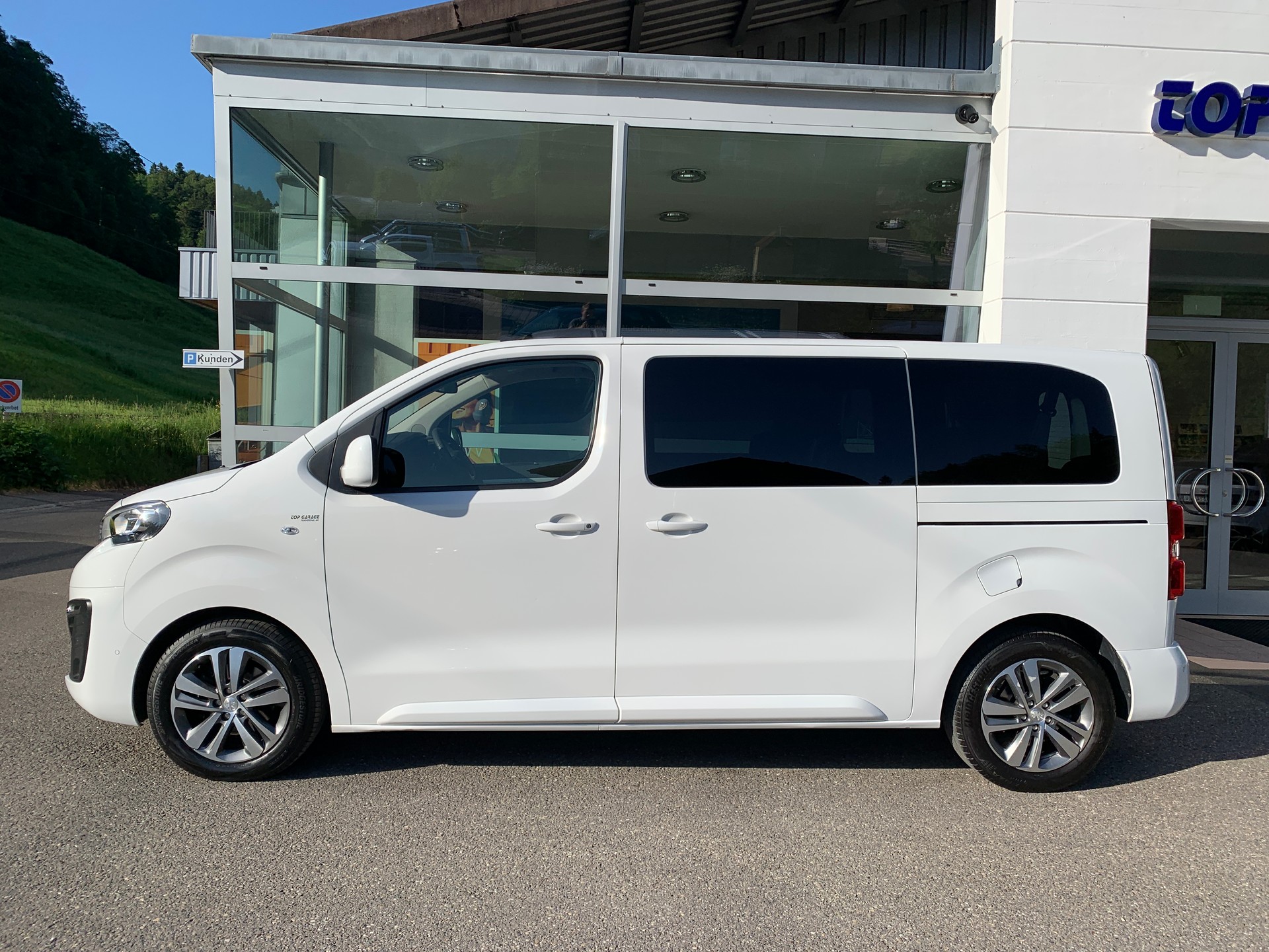 PEUGEOT Traveller 2.0 BlueHDi Allure Standard EAT-showroom-element-3
