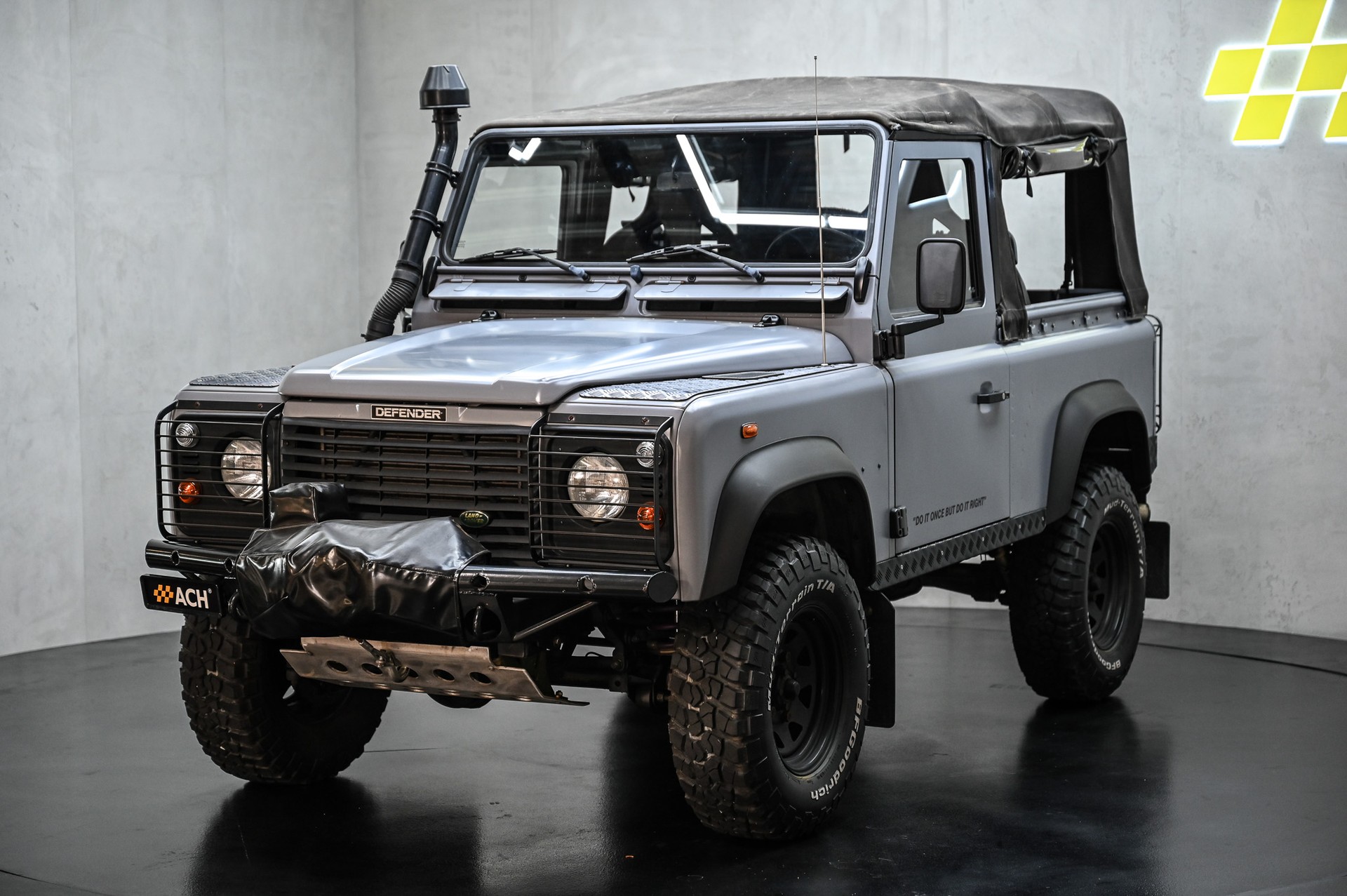LAND ROVER Defender 90 TD5-showroom-element-2
