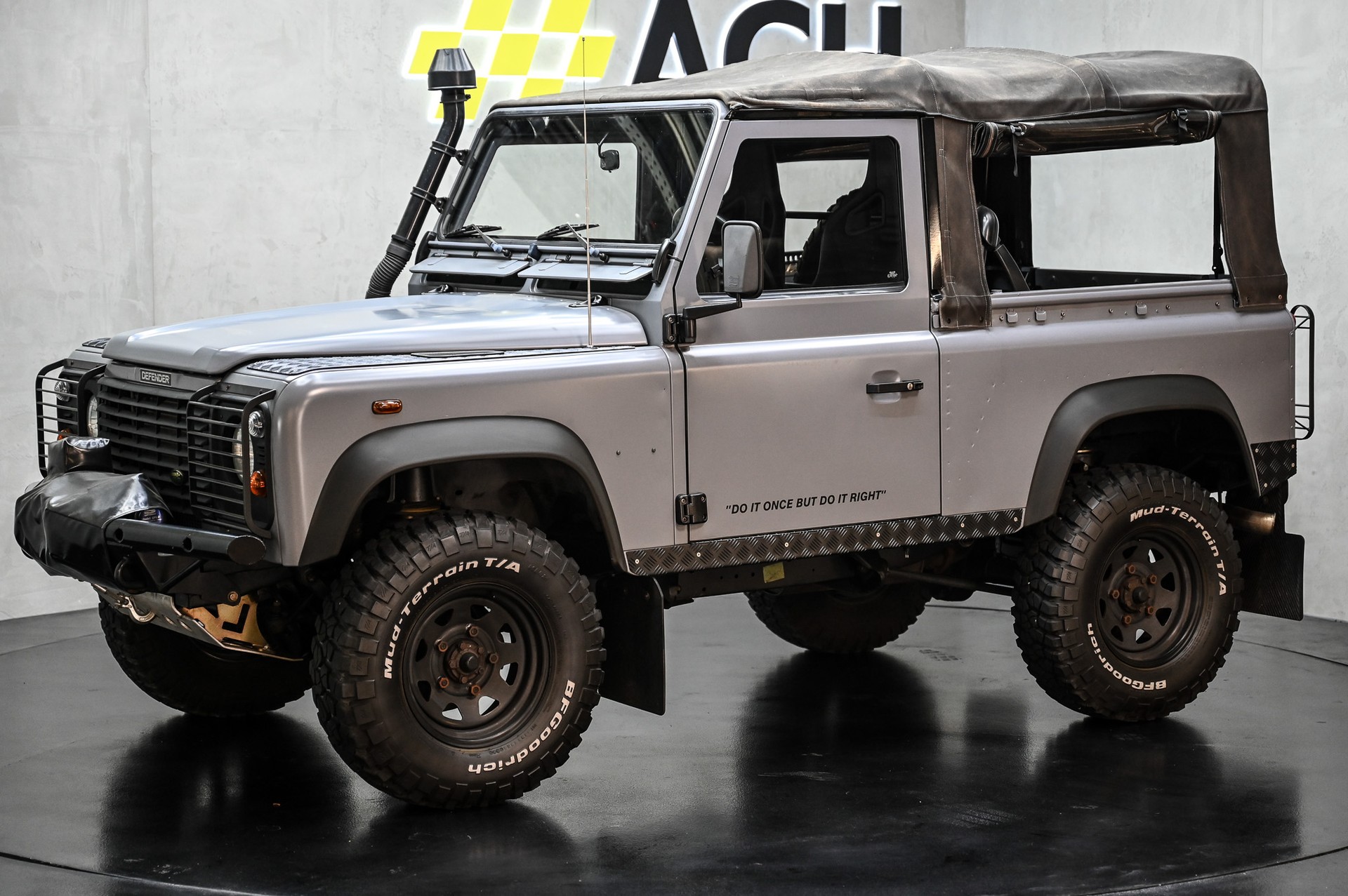 LAND ROVER Defender 90 TD5-showroom-element-3