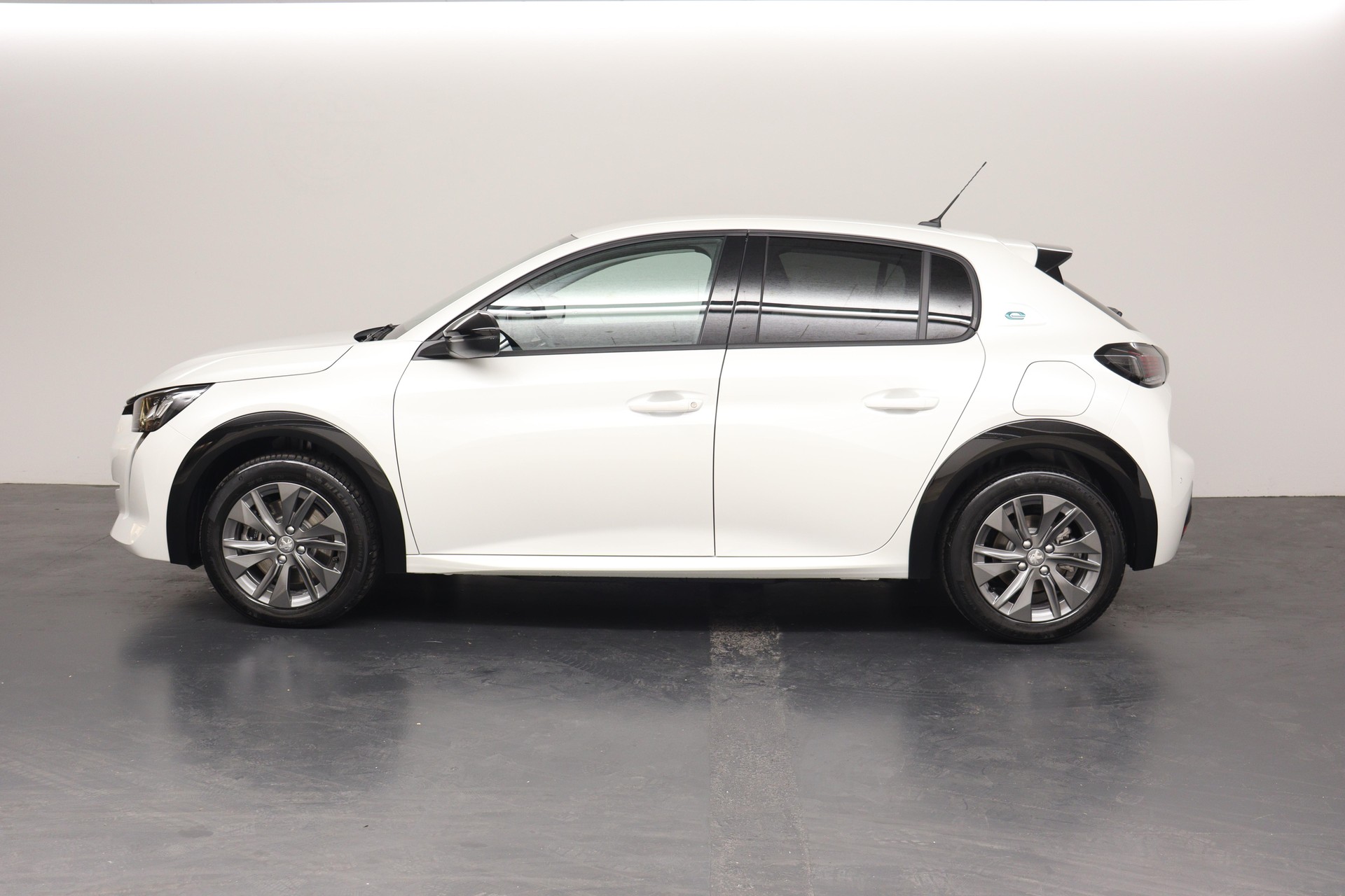 PEUGEOT 208 e-Allure - 100% Electric-showroom-element-2