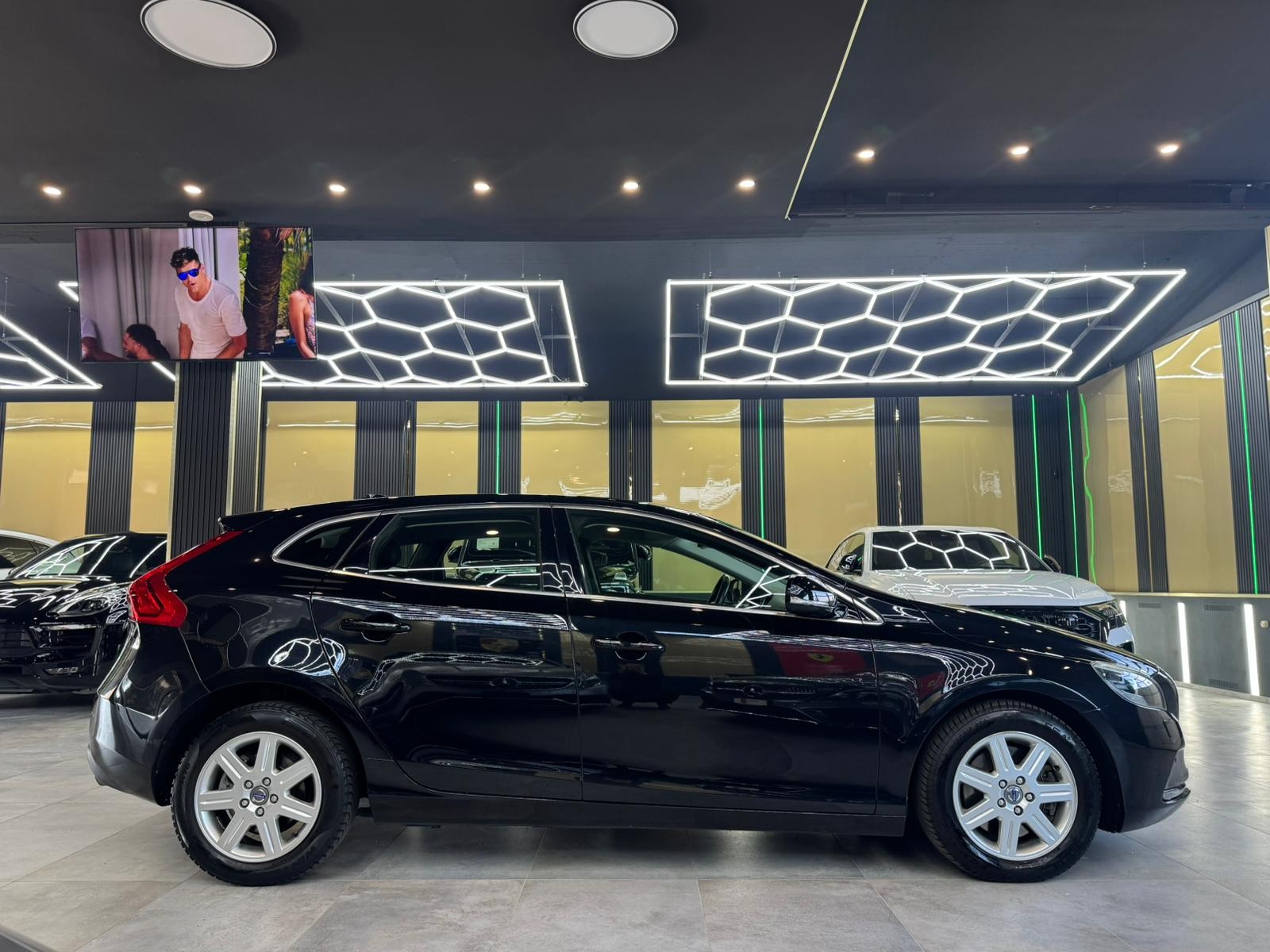 VOLVO V40 D3 Summum S/S-showroom-element-3