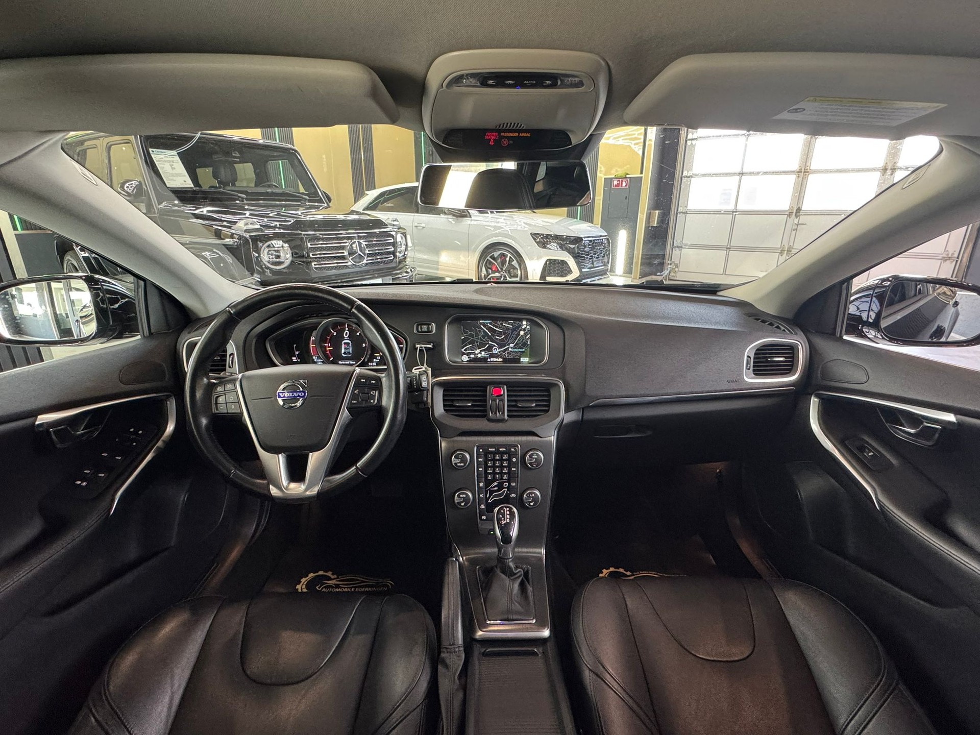 VOLVO V40 D3 Summum S/S-image-12