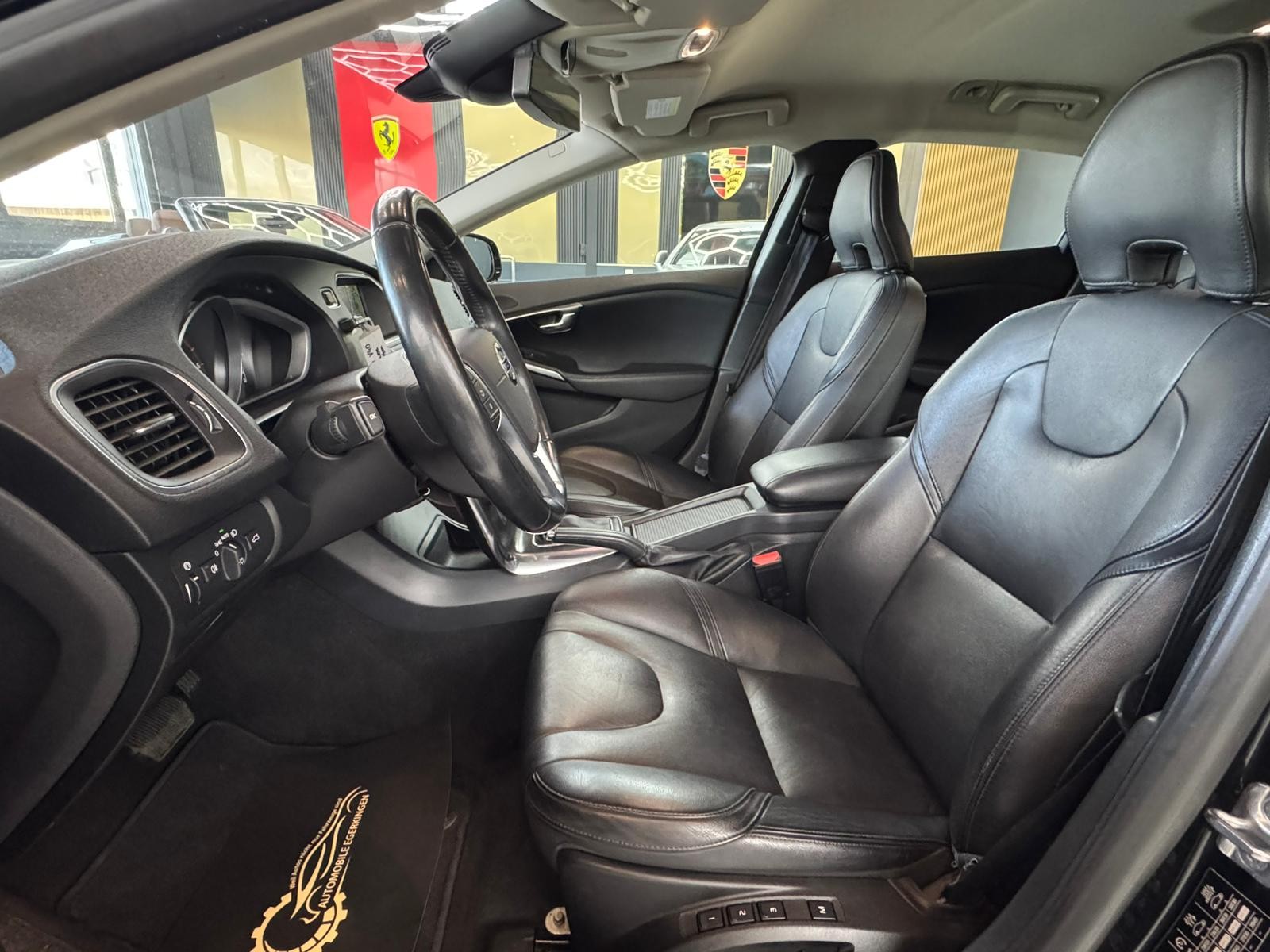 VOLVO V40 D3 Summum S/S-image-9