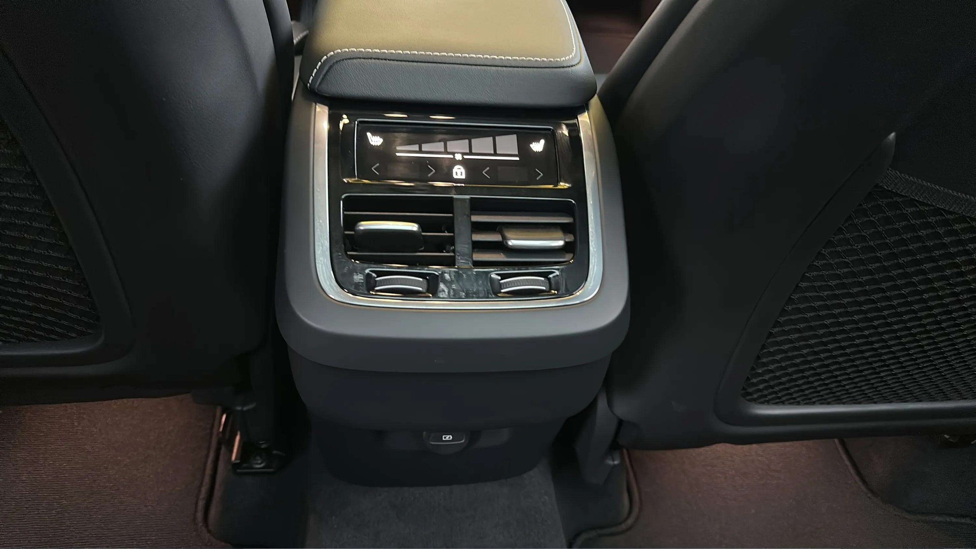 VOLVO XC60 B5 Benzin Mild Hybrid AWD Ultra Dark Geartronic mit AHK & Panoramadach & 5J Werksgarantie oder bis 200000km-image-21