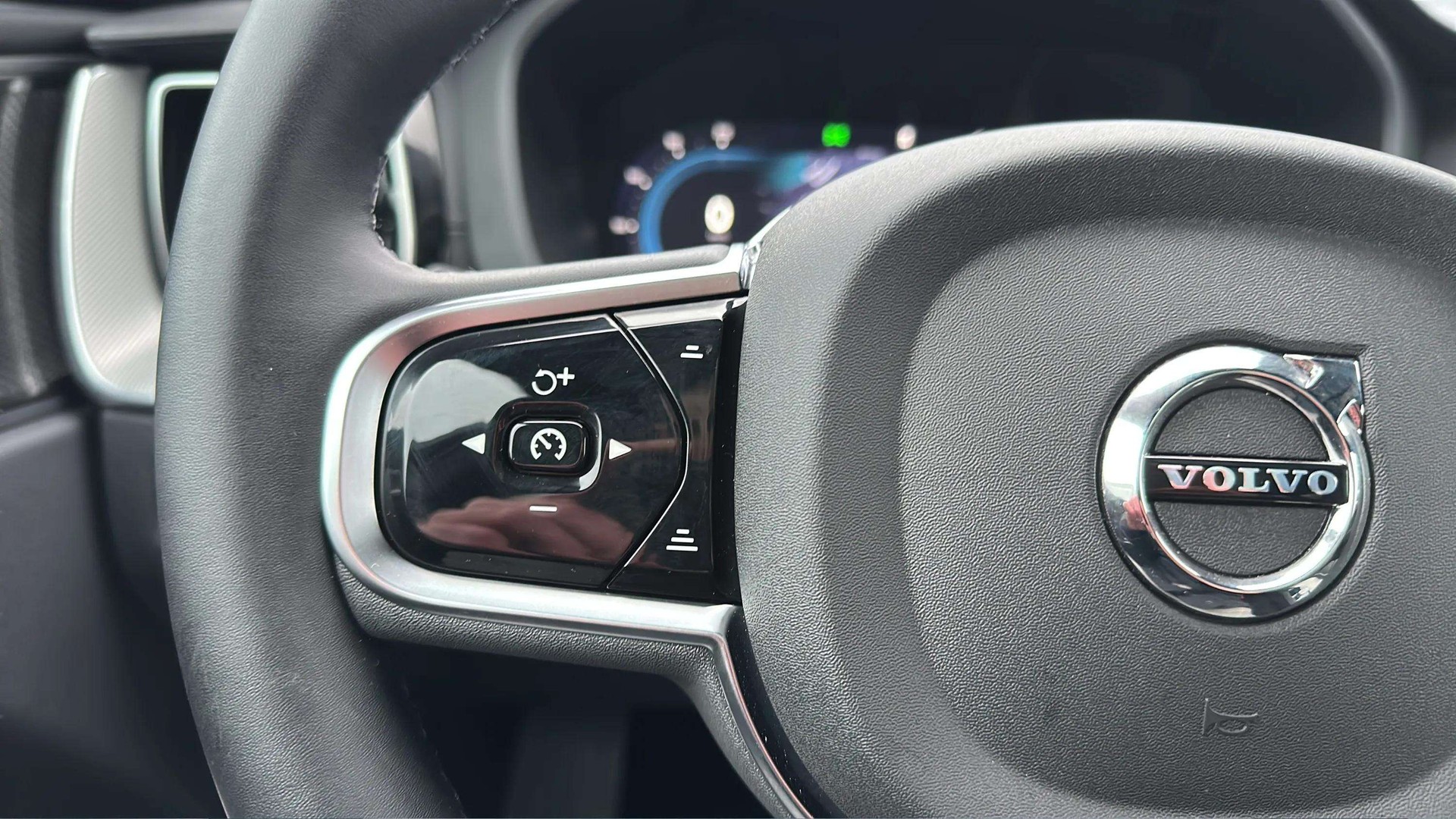 VOLVO XC60 B5 Benzin Mild Hybrid AWD Ultra Dark Geartronic mit AHK & Panoramadach & 5J Werksgarantie oder bis 200000km-image-24