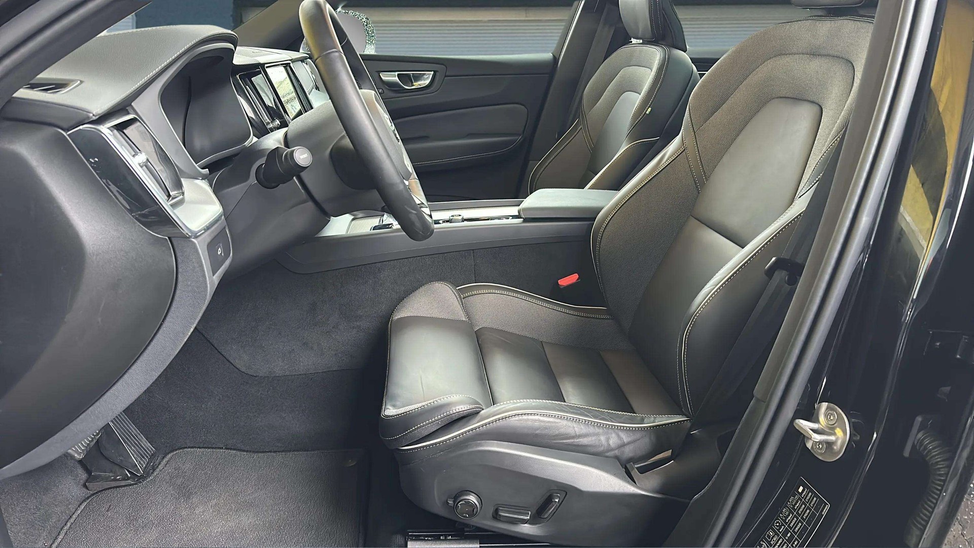 VOLVO XC60 B5 Benzin Mild Hybrid AWD Ultra Dark Geartronic mit AHK & Panoramadach & 5J Werksgarantie oder bis 200000km-image-10