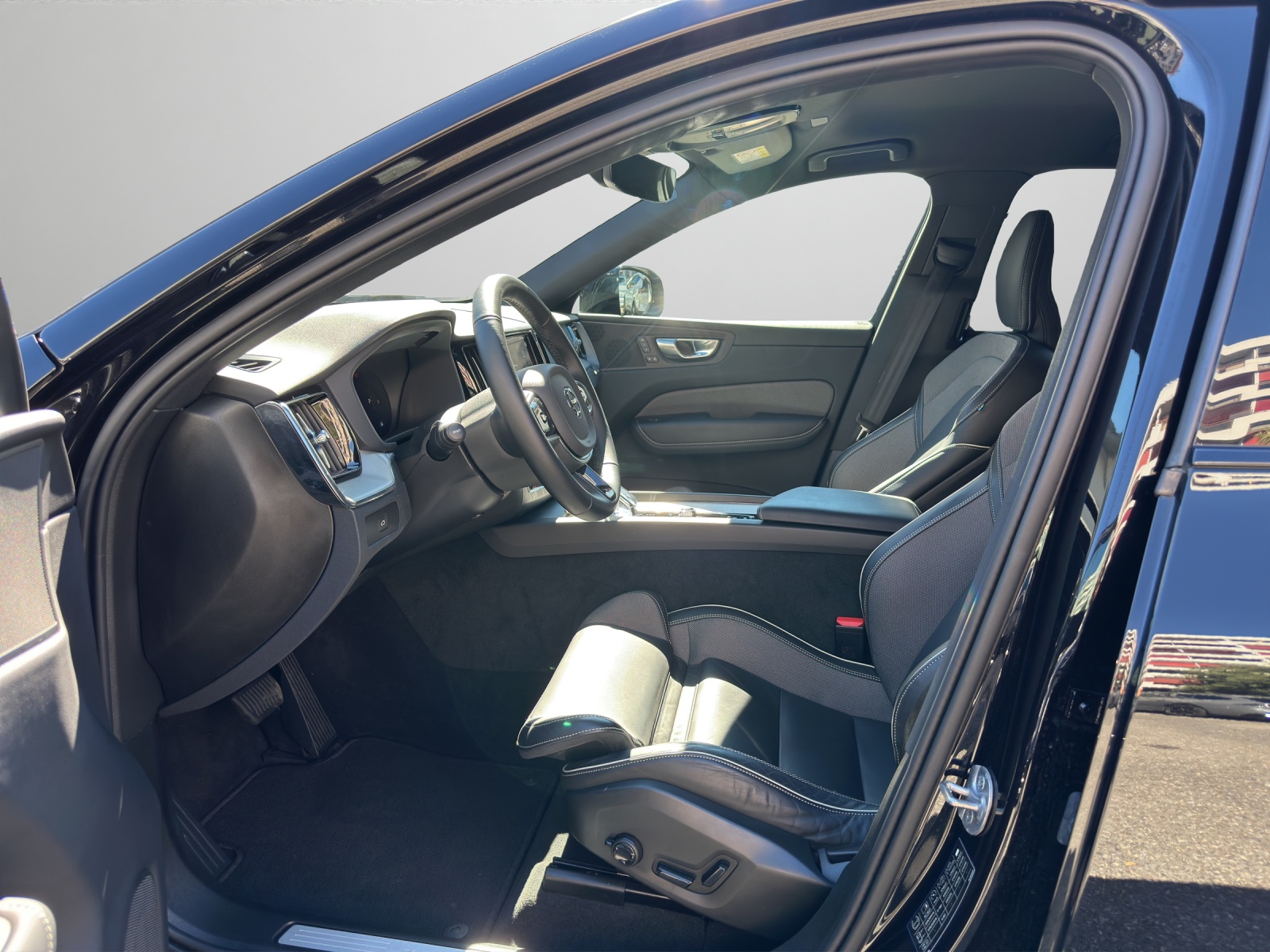 VOLVO XC60 2.0 B5 MH Plus Dark AWD-image-8