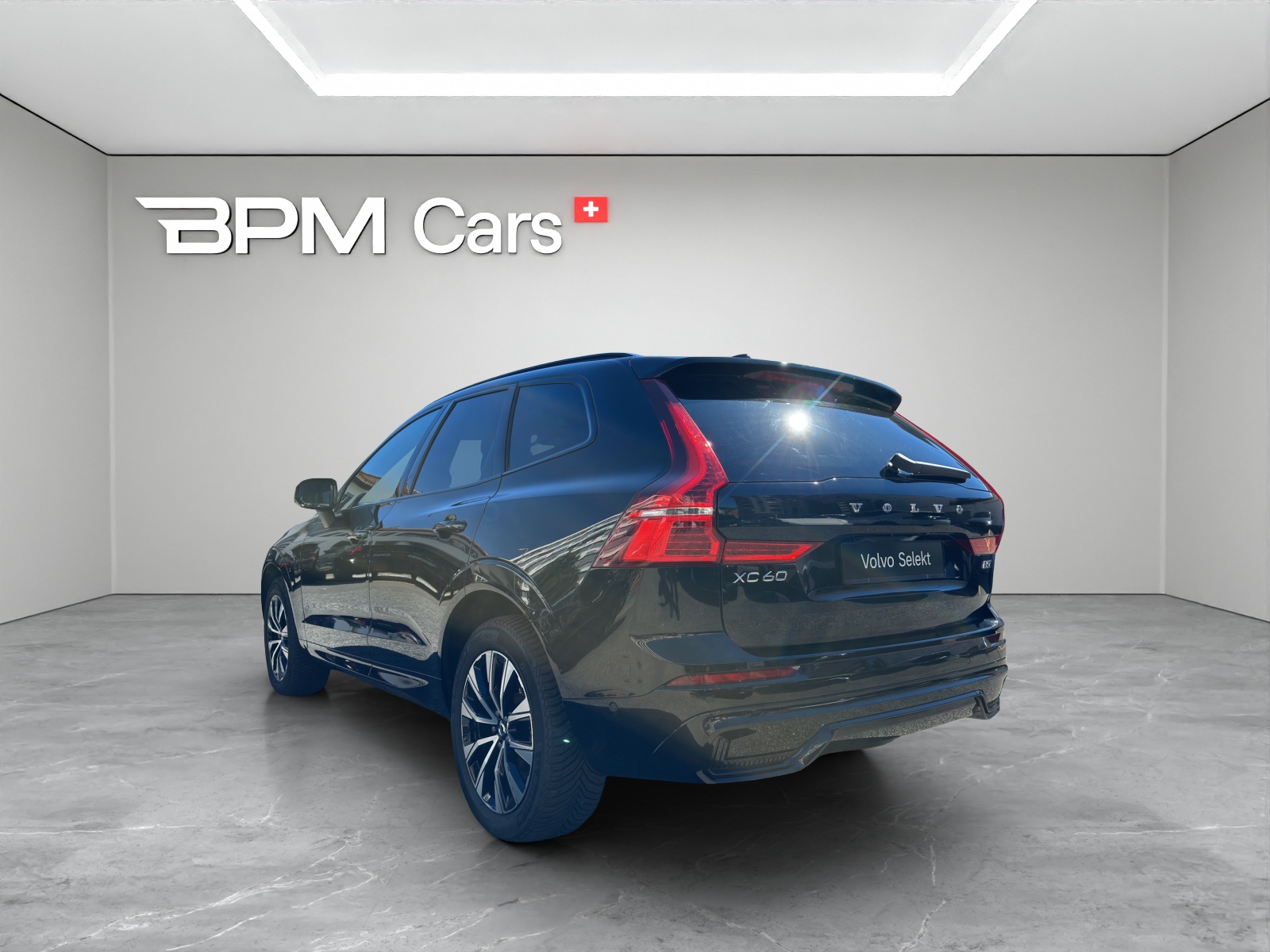 VOLVO XC60 2.0 B5 MH Plus Dark AWD-showroom-element-2