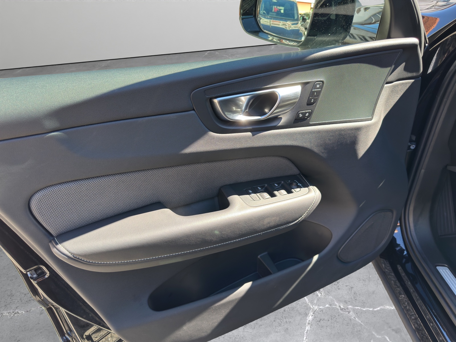VOLVO XC60 2.0 B5 MH Plus Dark AWD-image-9
