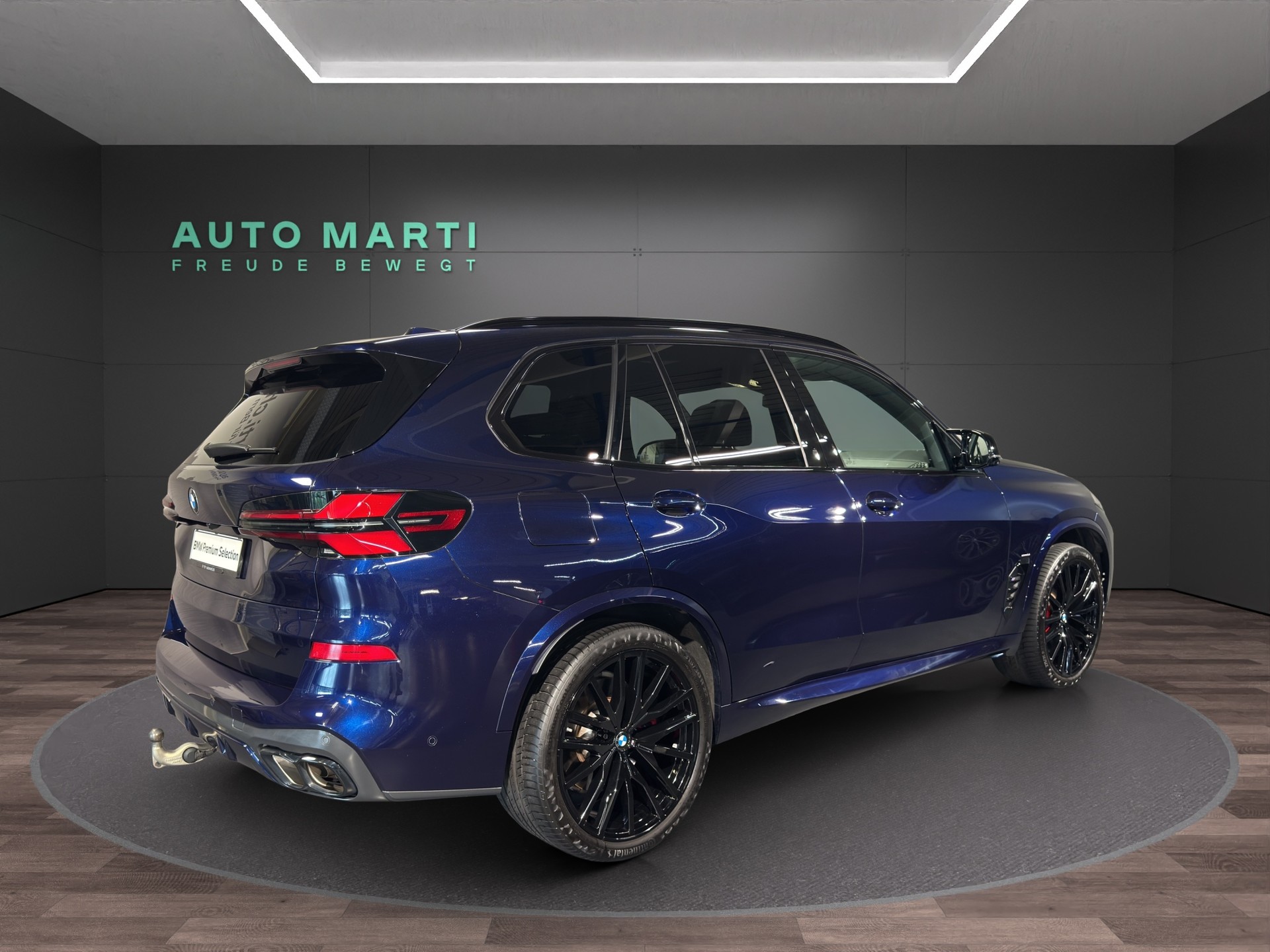 BMW X5 M60i xDrive M Sport-showroom-element-3