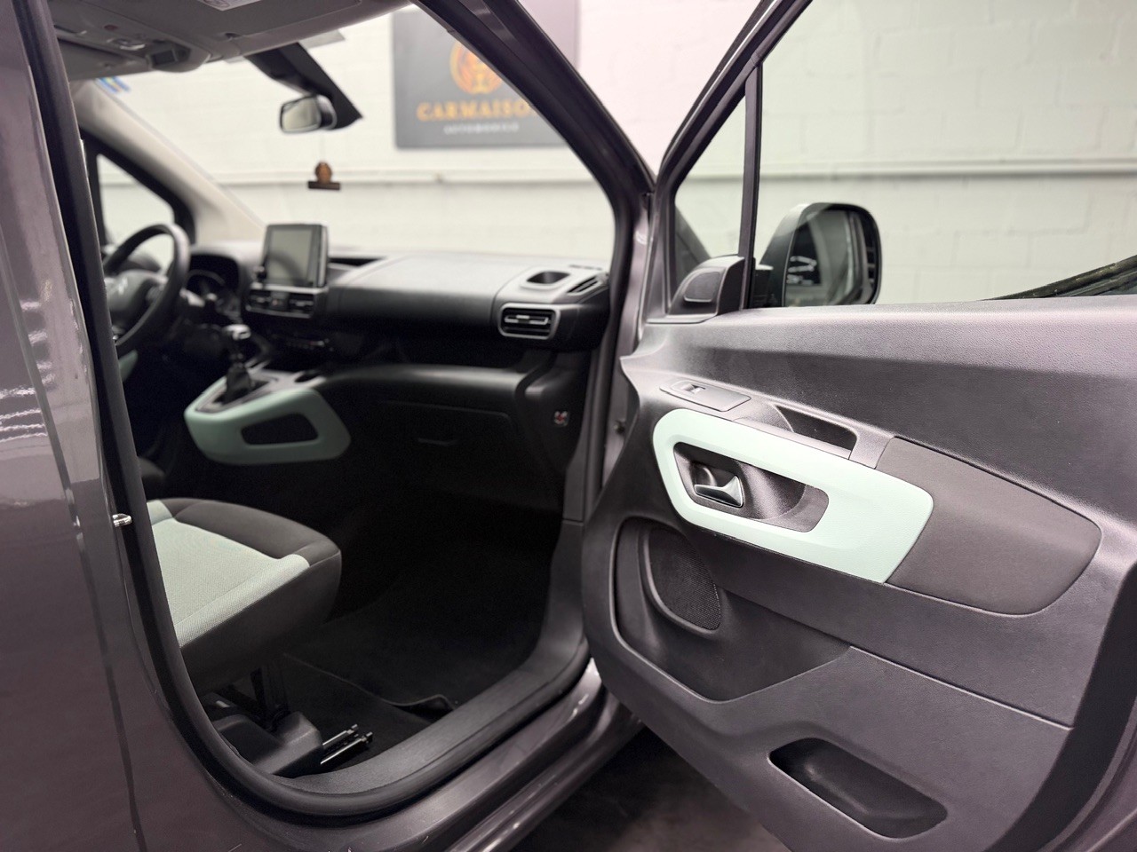 CITROEN Berlingo 1.5 BlueHDi Shine | Glasdach | Beidseitige Schiebetüren | Anhängerkupplung | Rückfahrkamera-image-27
