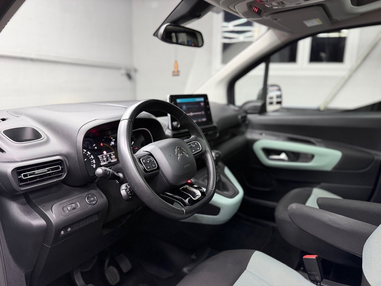 CITROEN Berlingo 1.5 BlueHDi Shine | Glasdach | Beidseitige Schiebetüren | Anhängerkupplung | Rückfahrkamera-image-17
