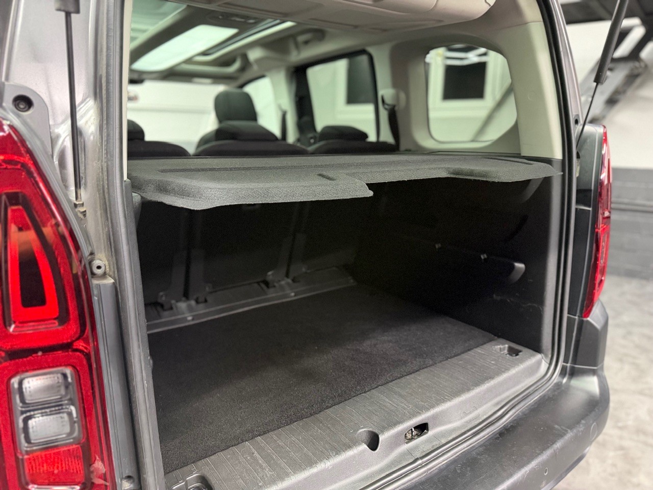CITROEN Berlingo 1.5 BlueHDi Shine | Glasdach | Beidseitige Schiebetüren | Anhängerkupplung | Rückfahrkamera-image-26