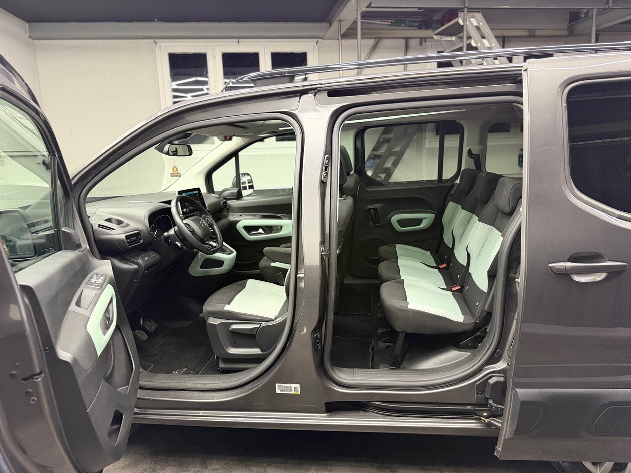CITROEN Berlingo 1.5 BlueHDi Shine | Glasdach | Beidseitige Schiebetüren | Anhängerkupplung | Rückfahrkamera-image-19