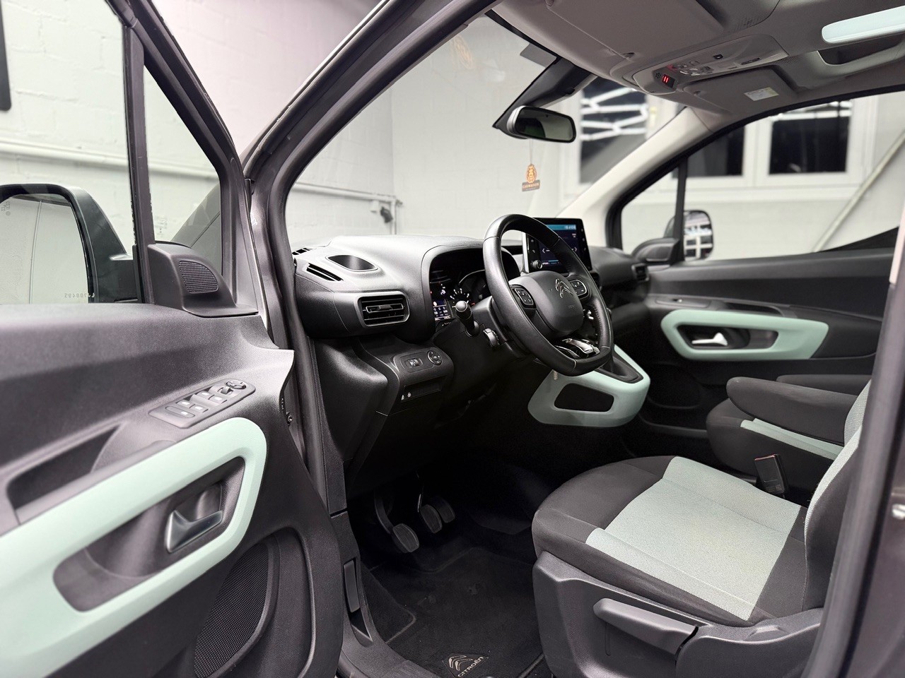 CITROEN Berlingo 1.5 BlueHDi Shine | Glasdach | Beidseitige Schiebetüren | Anhängerkupplung | Rückfahrkamera-image-16