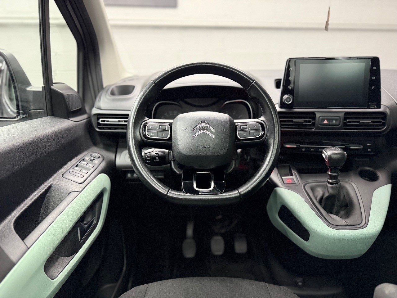 CITROEN Berlingo 1.5 BlueHDi Shine | Glasdach | Beidseitige Schiebetüren | Anhängerkupplung | Rückfahrkamera-image-23