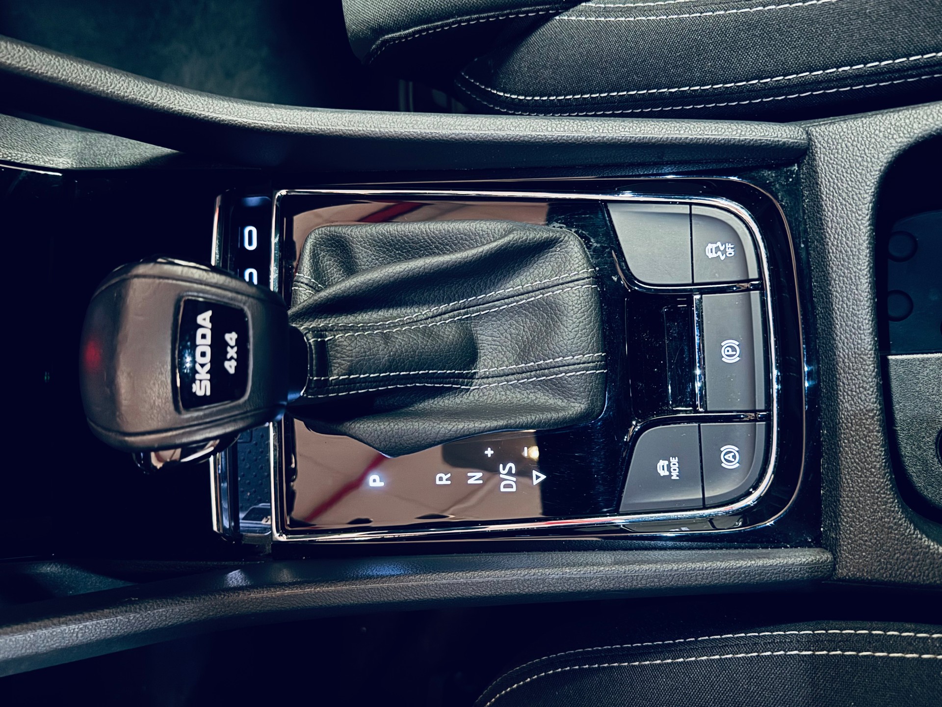 SKODA Karoq 2.0 TSI SportLine 4x4 DSG-image-25