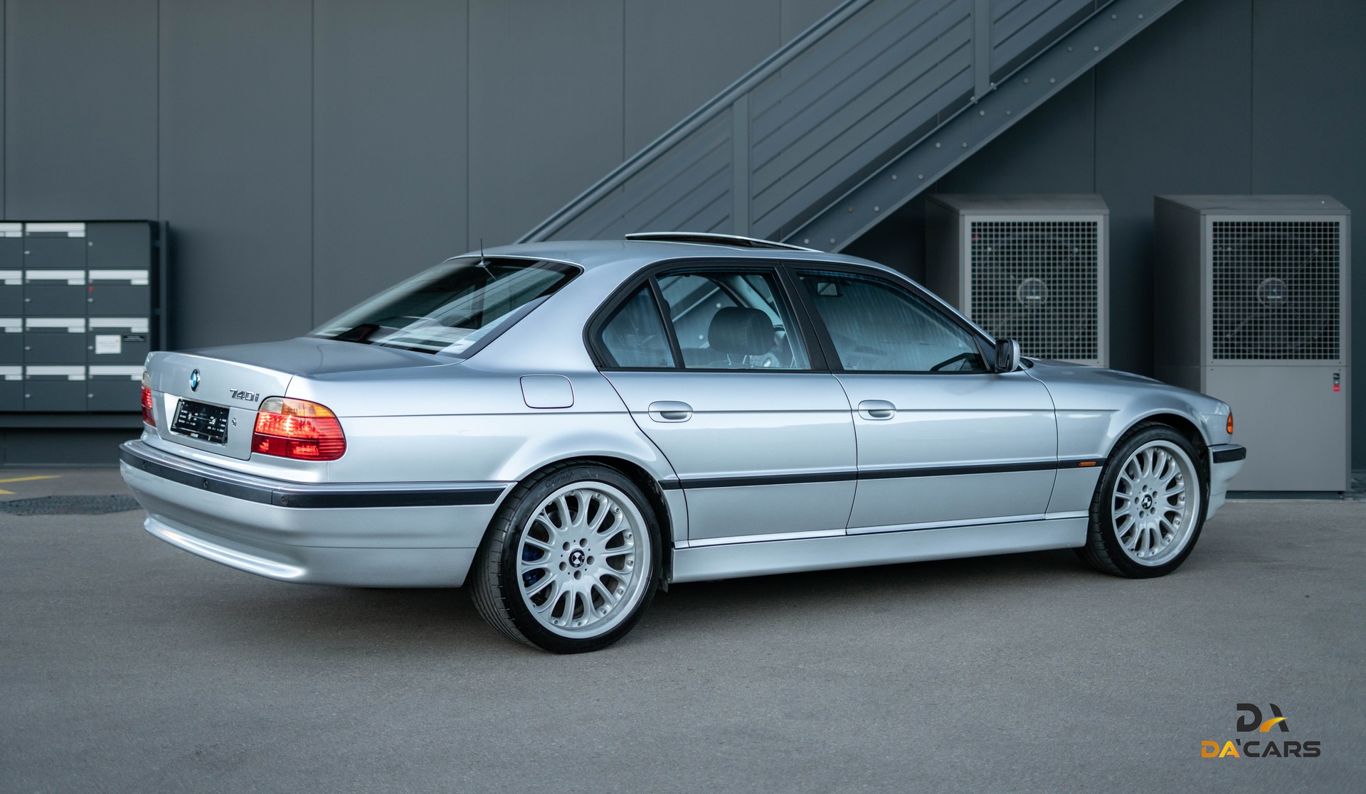 BMW 740i-showroom-element-3