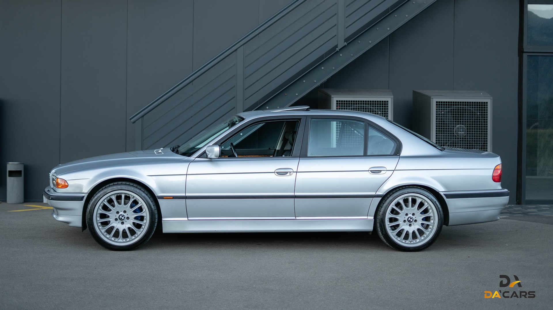 BMW 740i-showroom-element-2