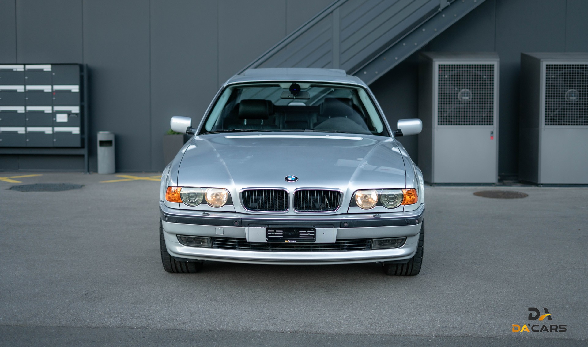 BMW 740i-showroom-element-1