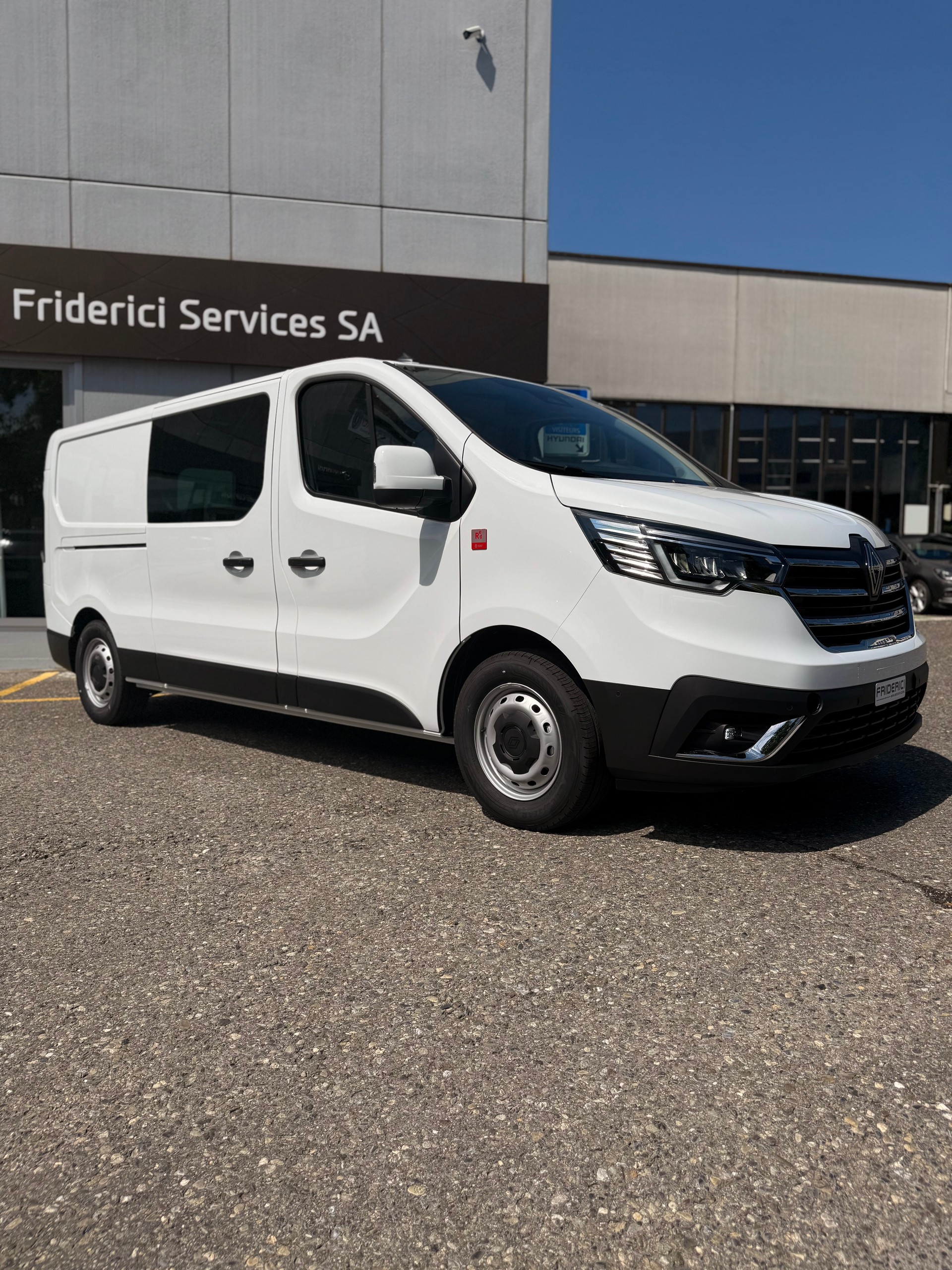 RENAULT Trafic EV52 22kW L2H1-image-6