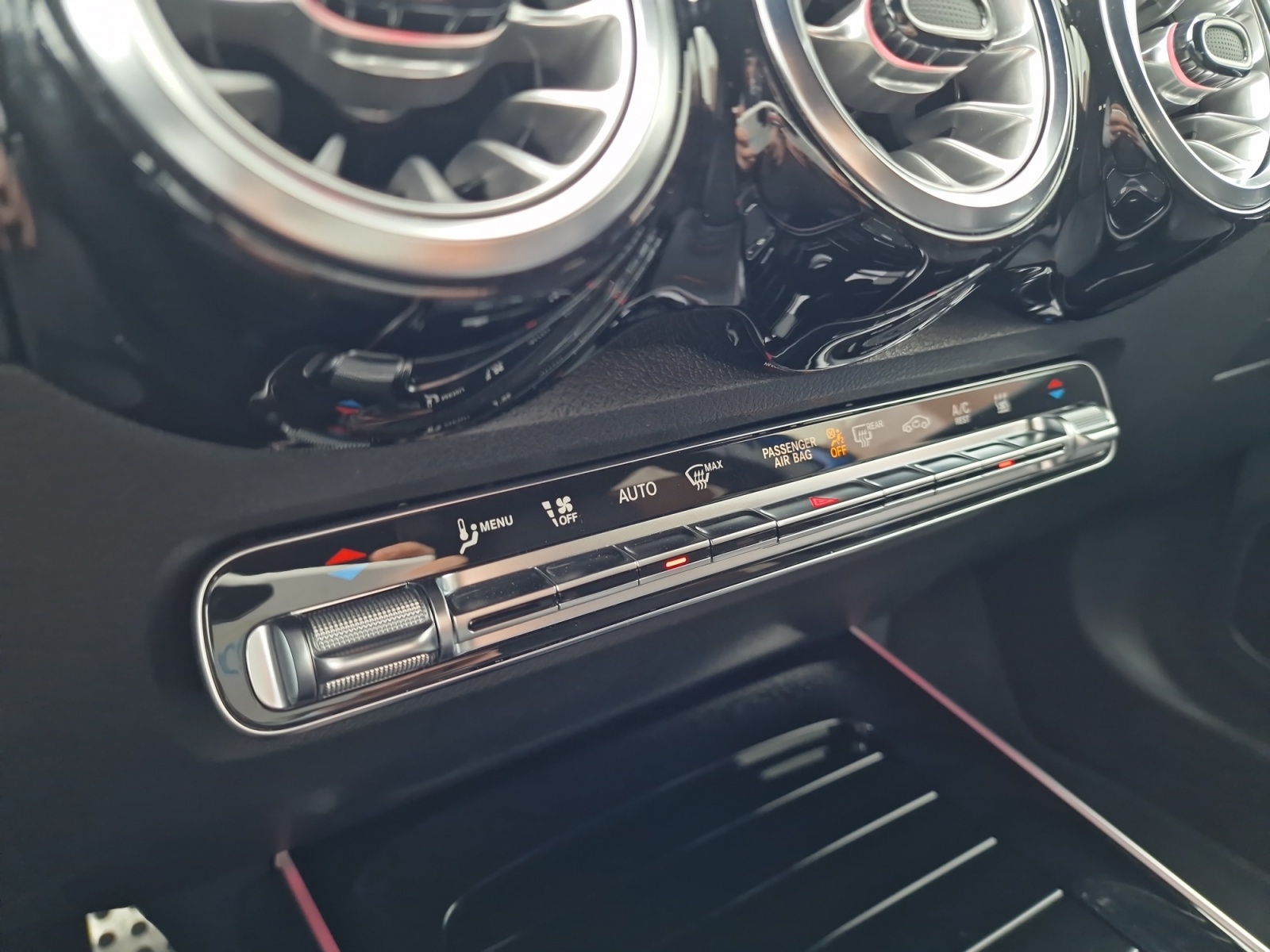 MERCEDES-BENZ GLB 220 d AMG Line 4Matic 7-Sitzer-image-21