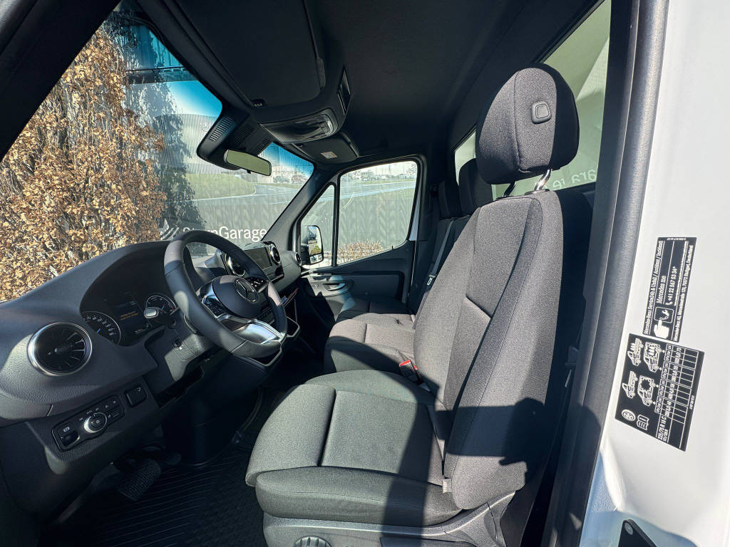 MERCEDES-BENZ eSprinter 420 Pro Koffer mit Hebebühne 3665 S 81 kWh-image-9