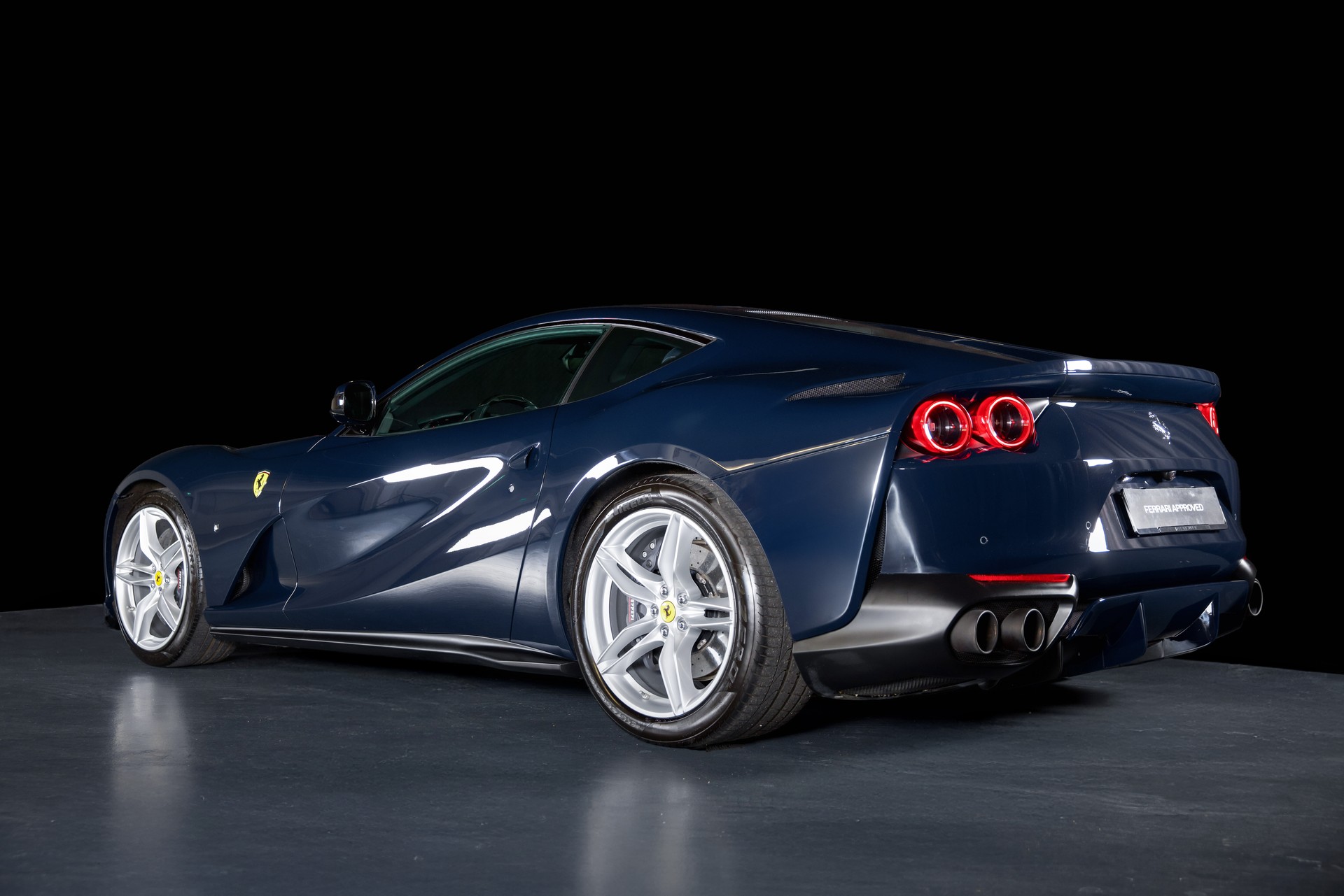 FERRARI 812 Superfast-showroom-element-3