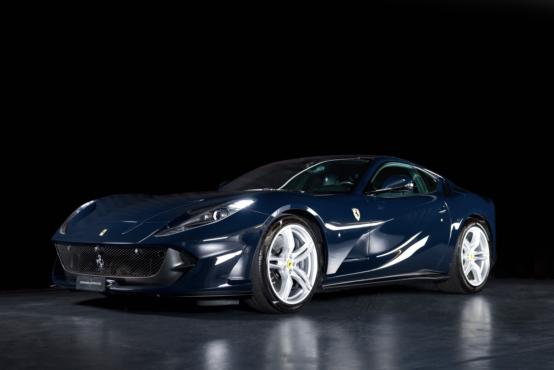 FERRARI 812 Superfast-showroom-element-1