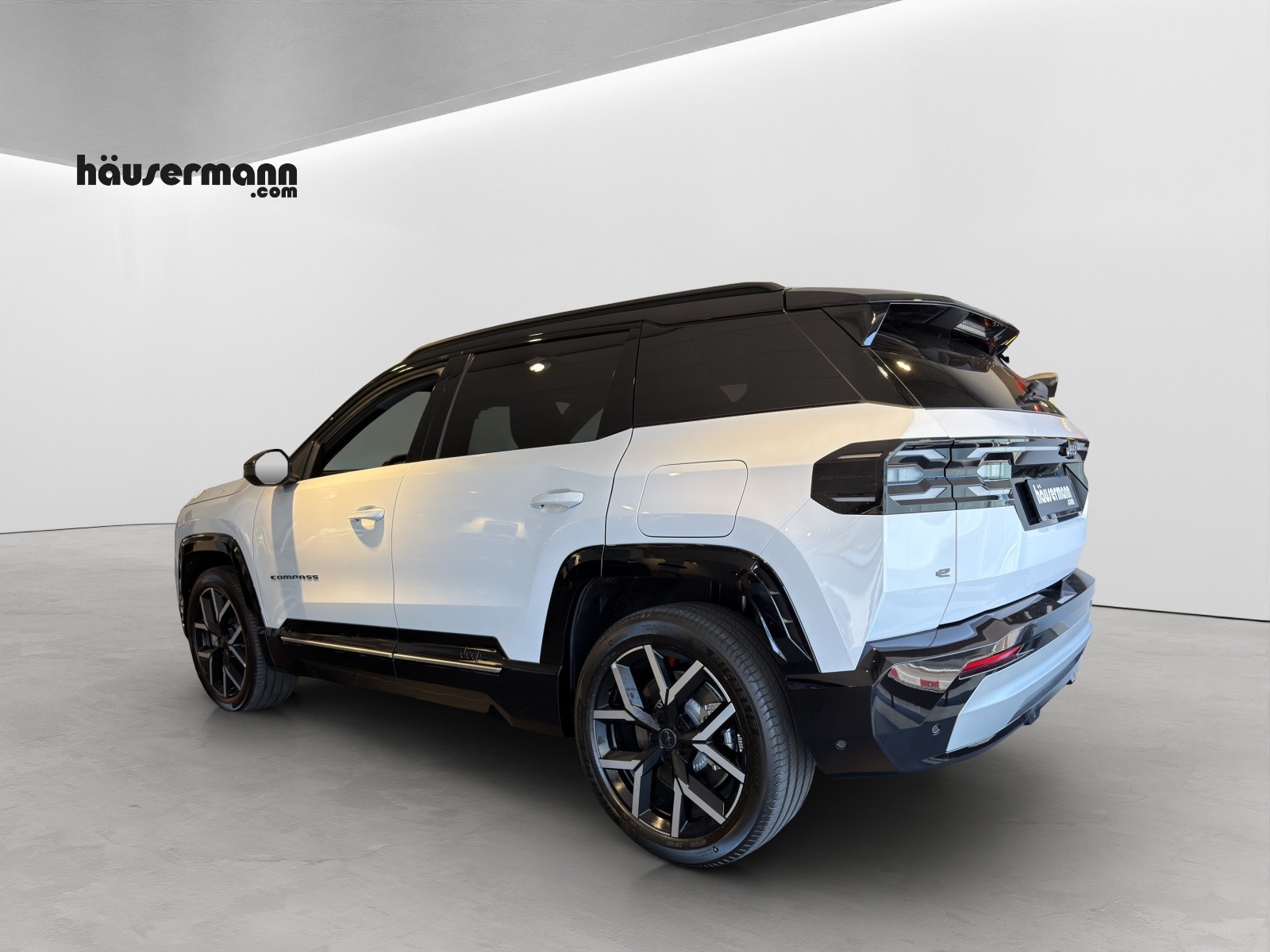 JEEP Compass First Edition-showroom-element-3