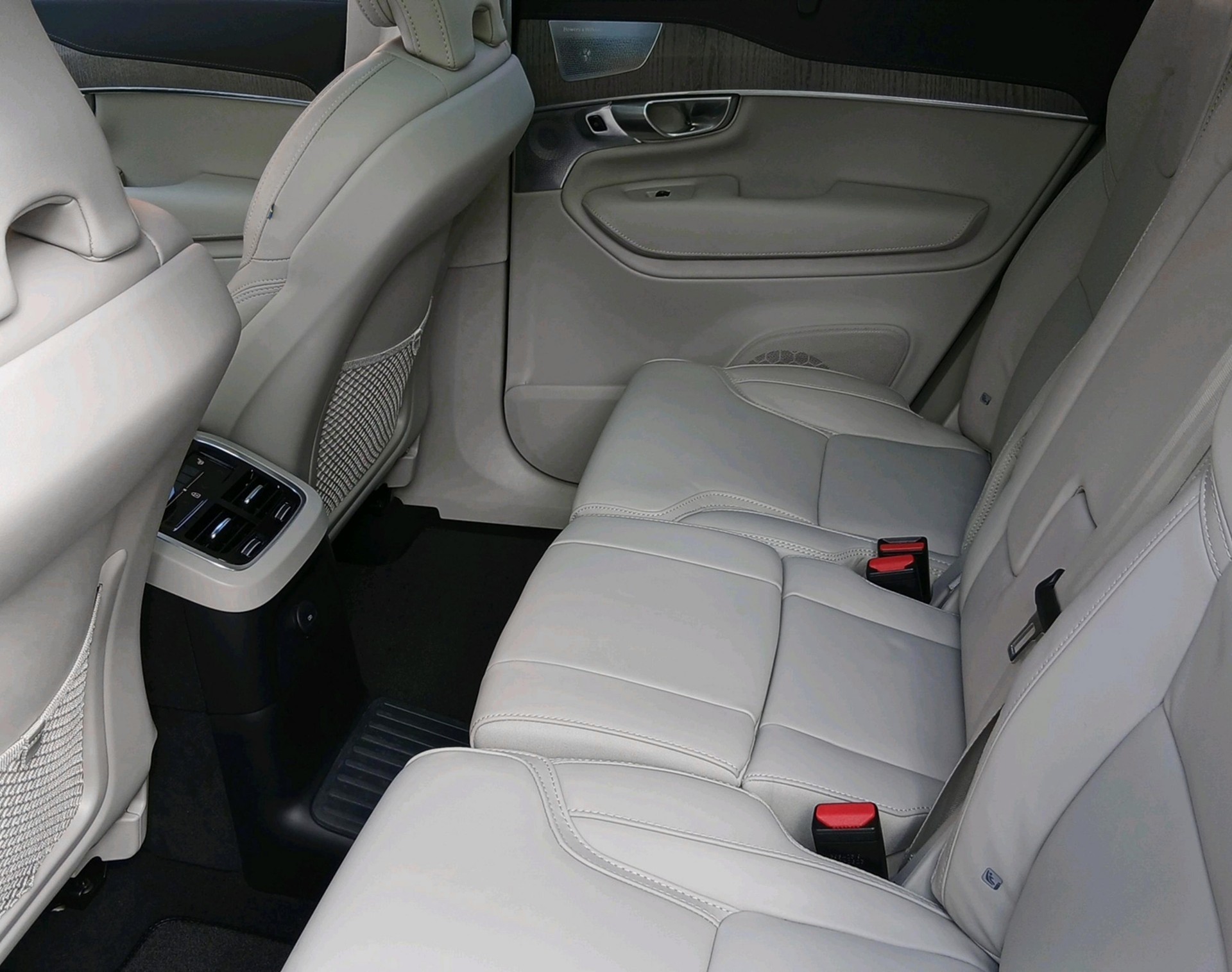 VOLVO XC90 2.0 T8 TE Ultimate Bright-showroom-element-3