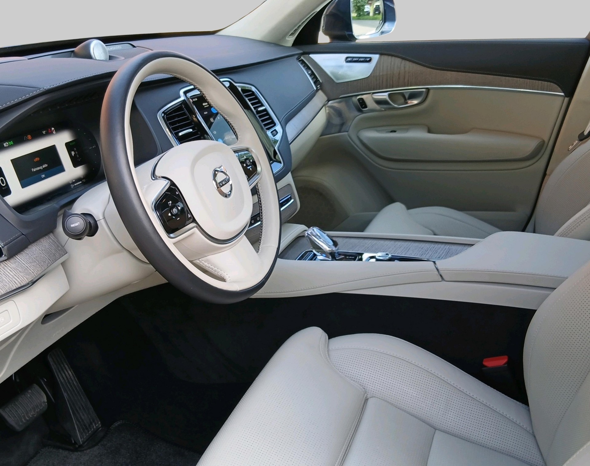 VOLVO XC90 2.0 T8 TE Ultimate Bright-showroom-element-2