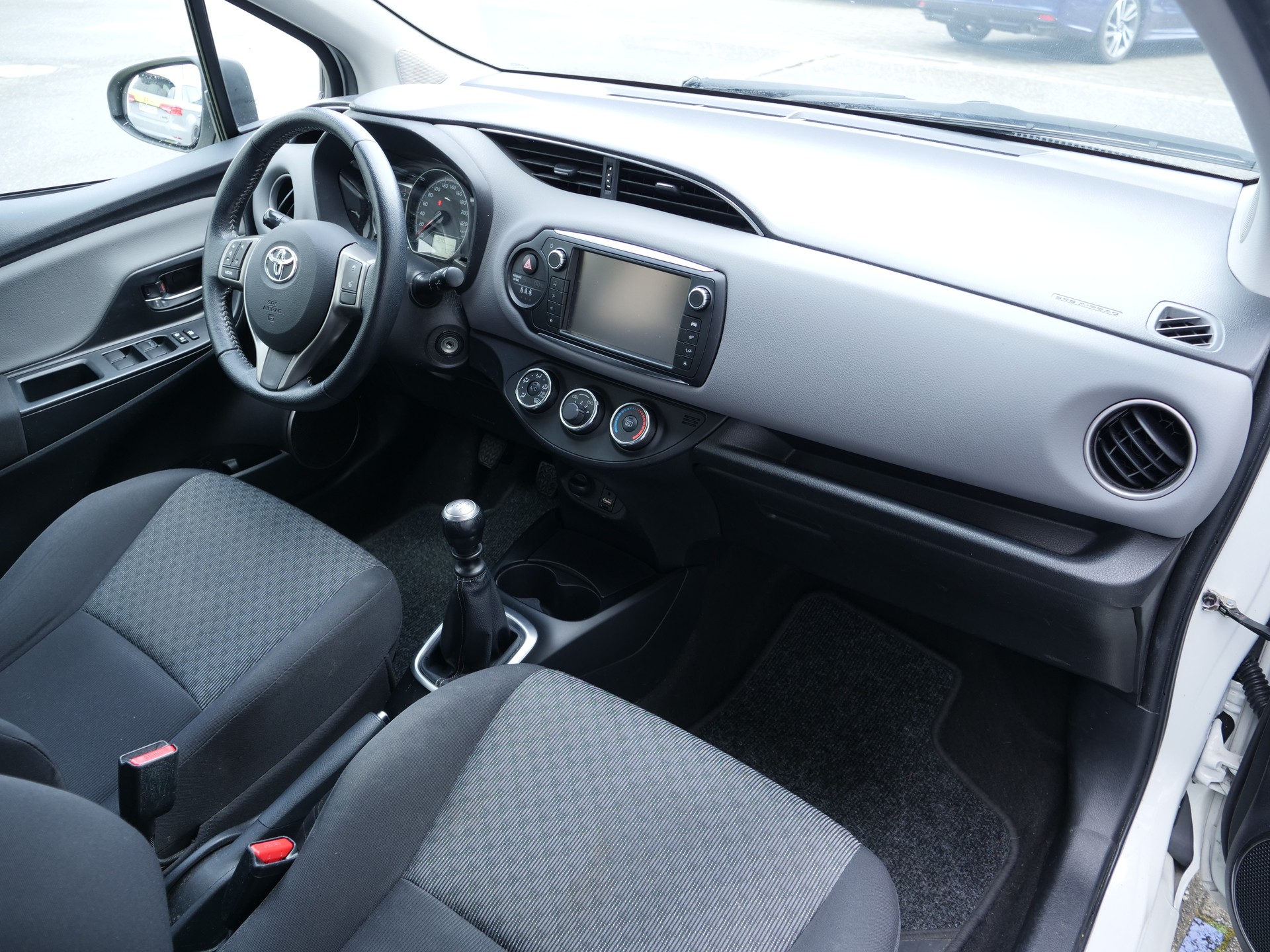 TOYOTA Yaris 1.33 Luna-image-10