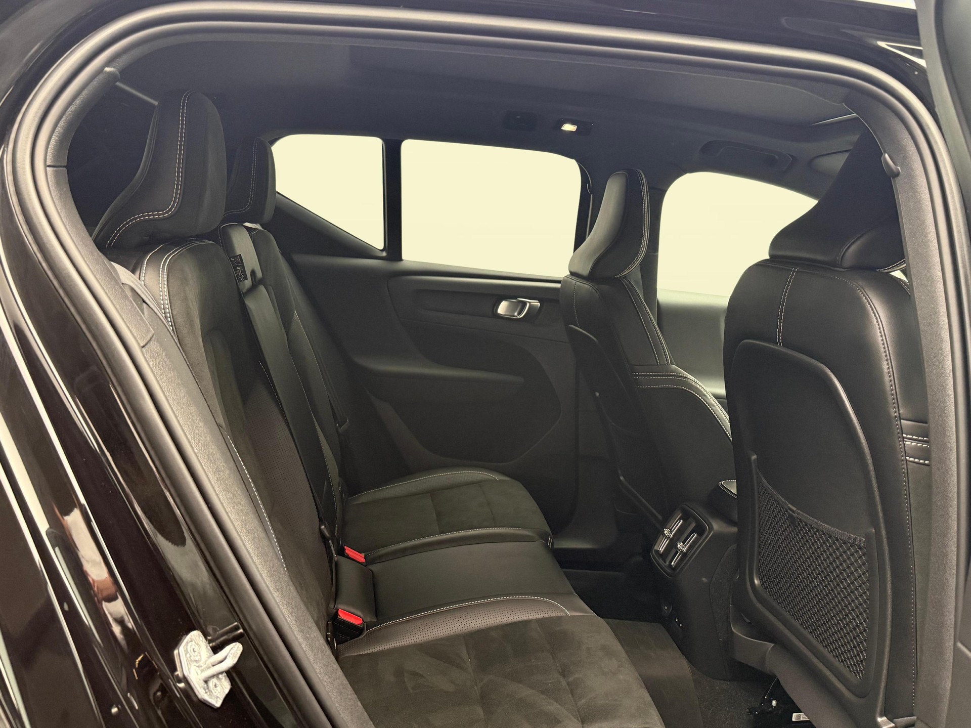 VOLVO XC40 P8 Twin R-Design AWD-image-10
