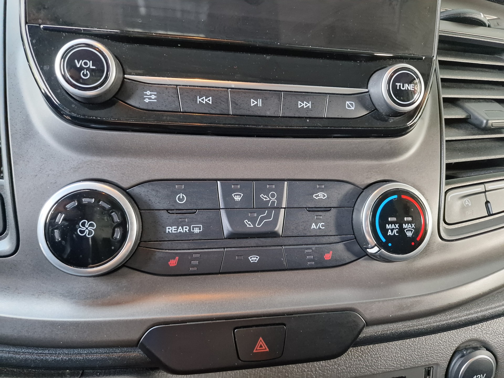 FORD Transit Custom Van 320 L2H1 Trend A 8x Rad Regaleinbau-image-20