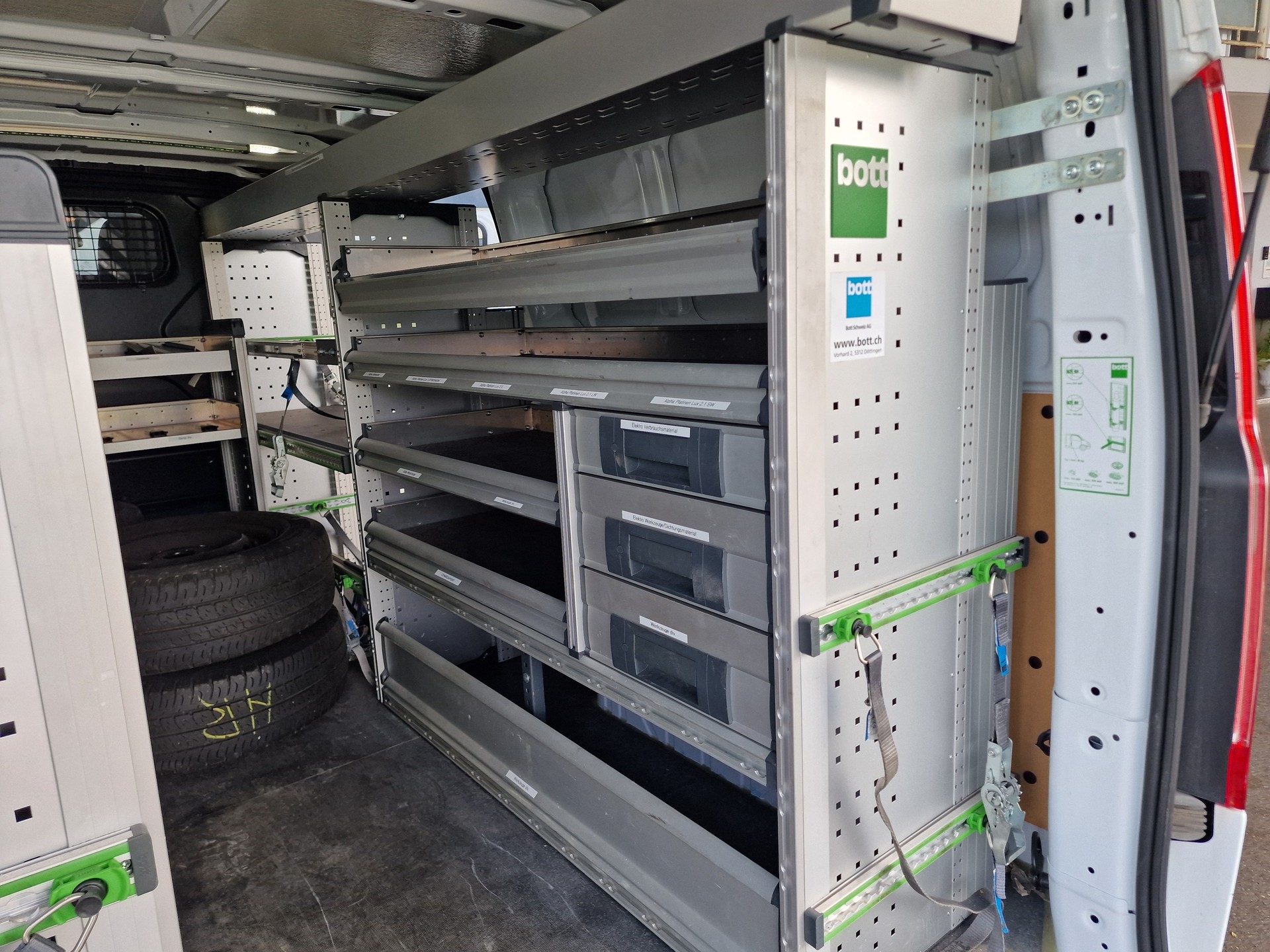 FORD Transit Custom Van 320 L2H1 Trend A 8x Rad Regaleinbau-image-9