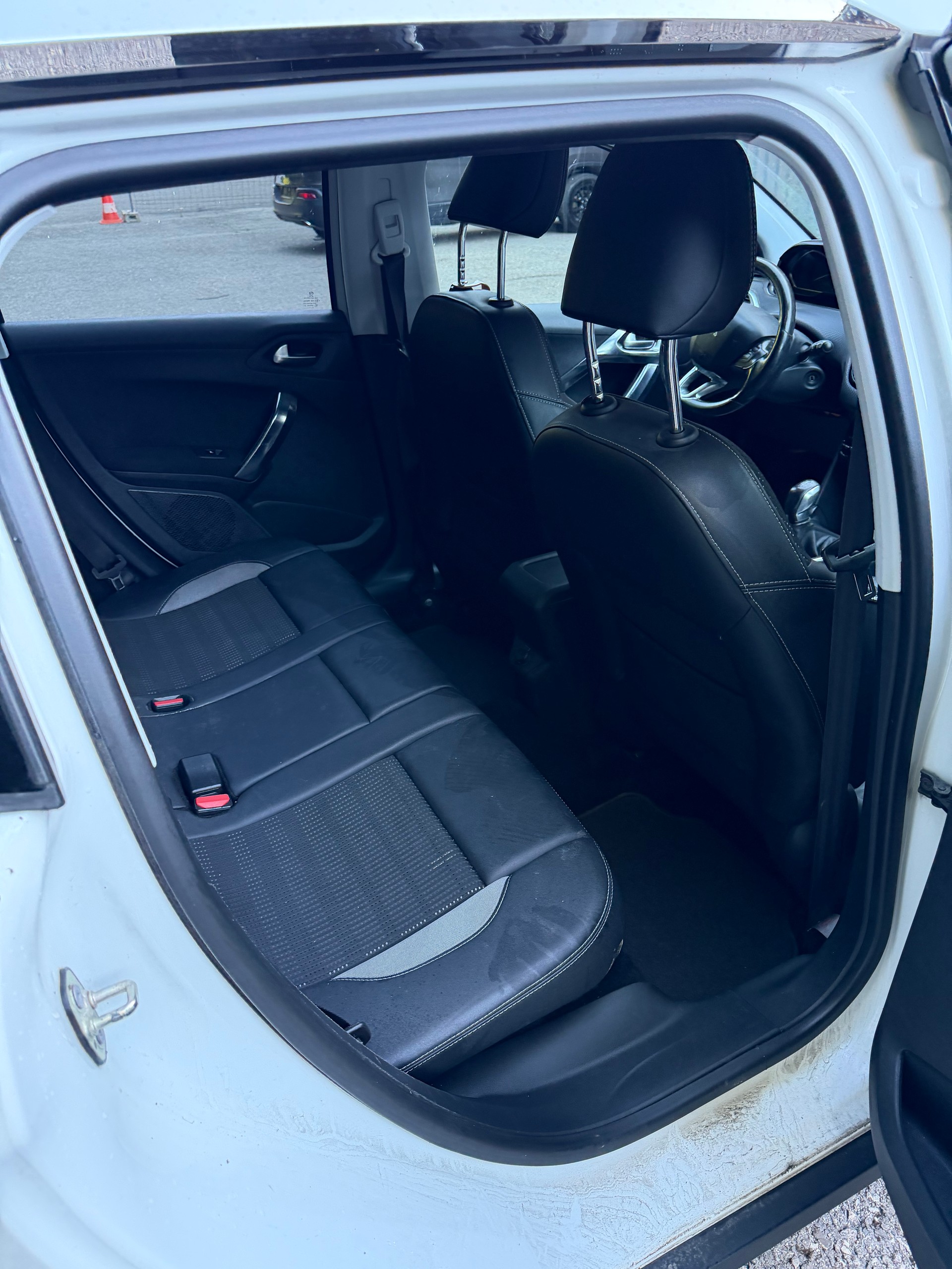 PEUGEOT 2008 1.2 VTI Active-image-7