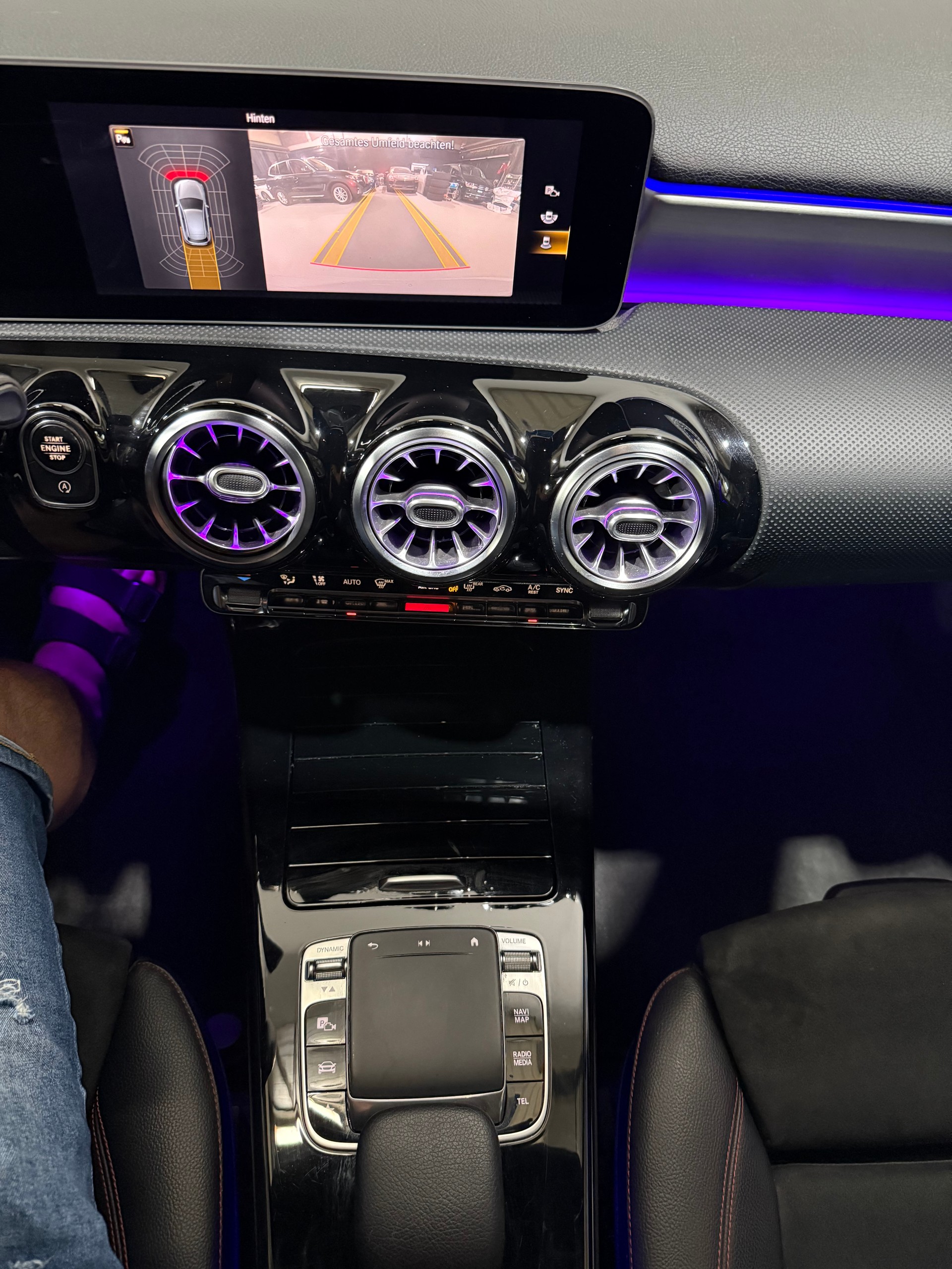 MERCEDES-BENZ A 180 d AMG Line-image-13