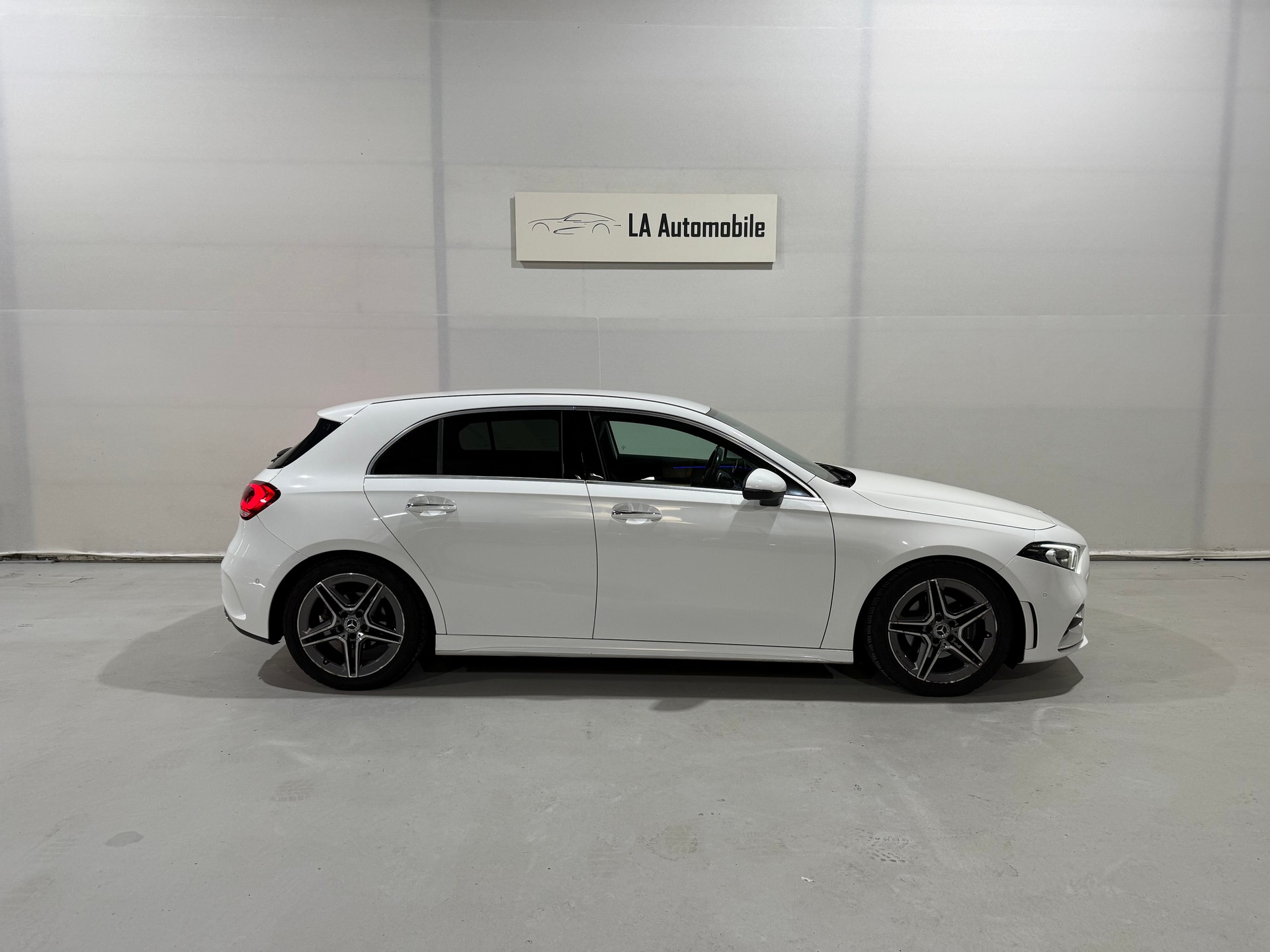 MERCEDES-BENZ A 180 d AMG Line-image-6