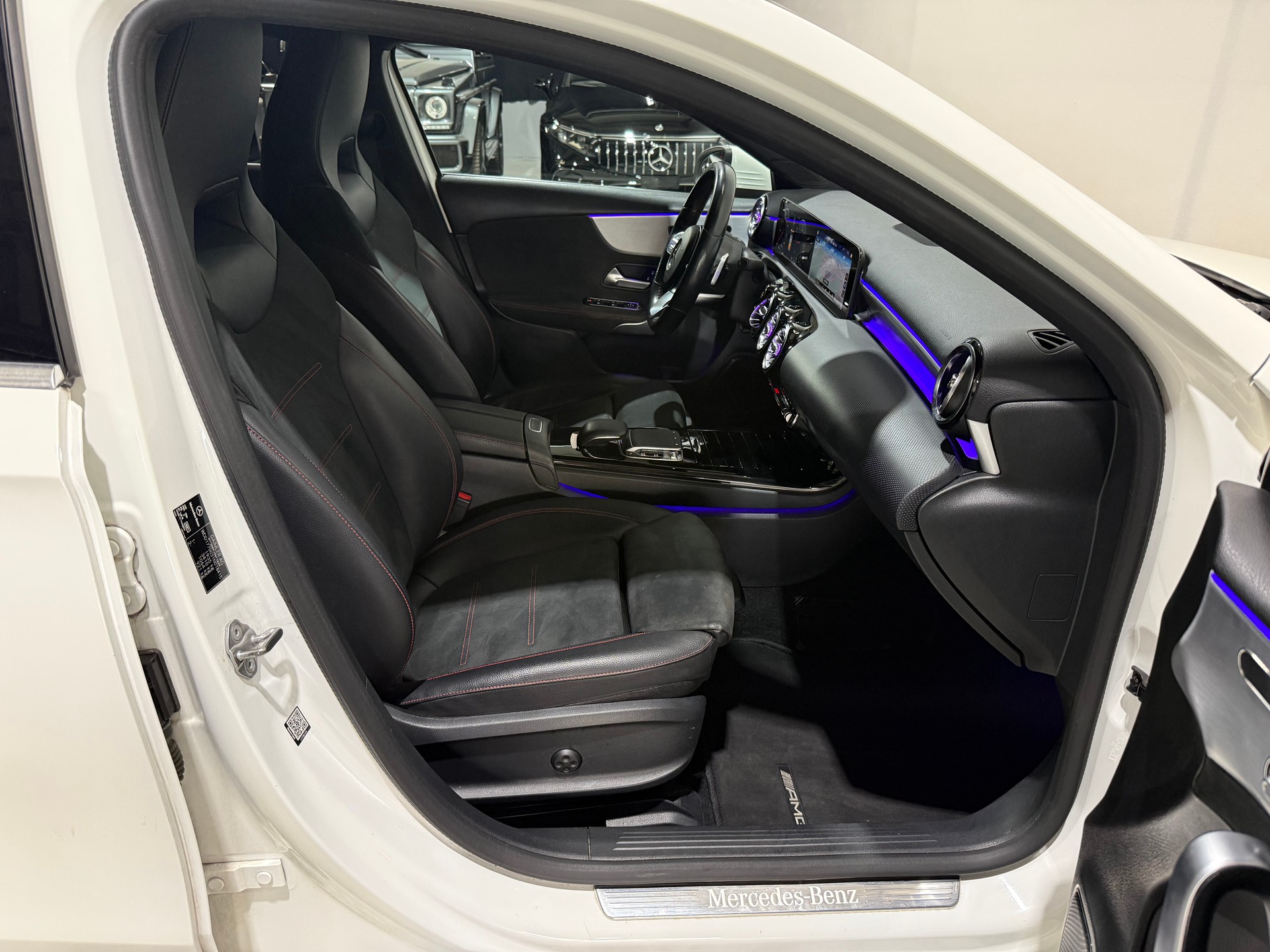 MERCEDES-BENZ A 180 d AMG Line-image-14