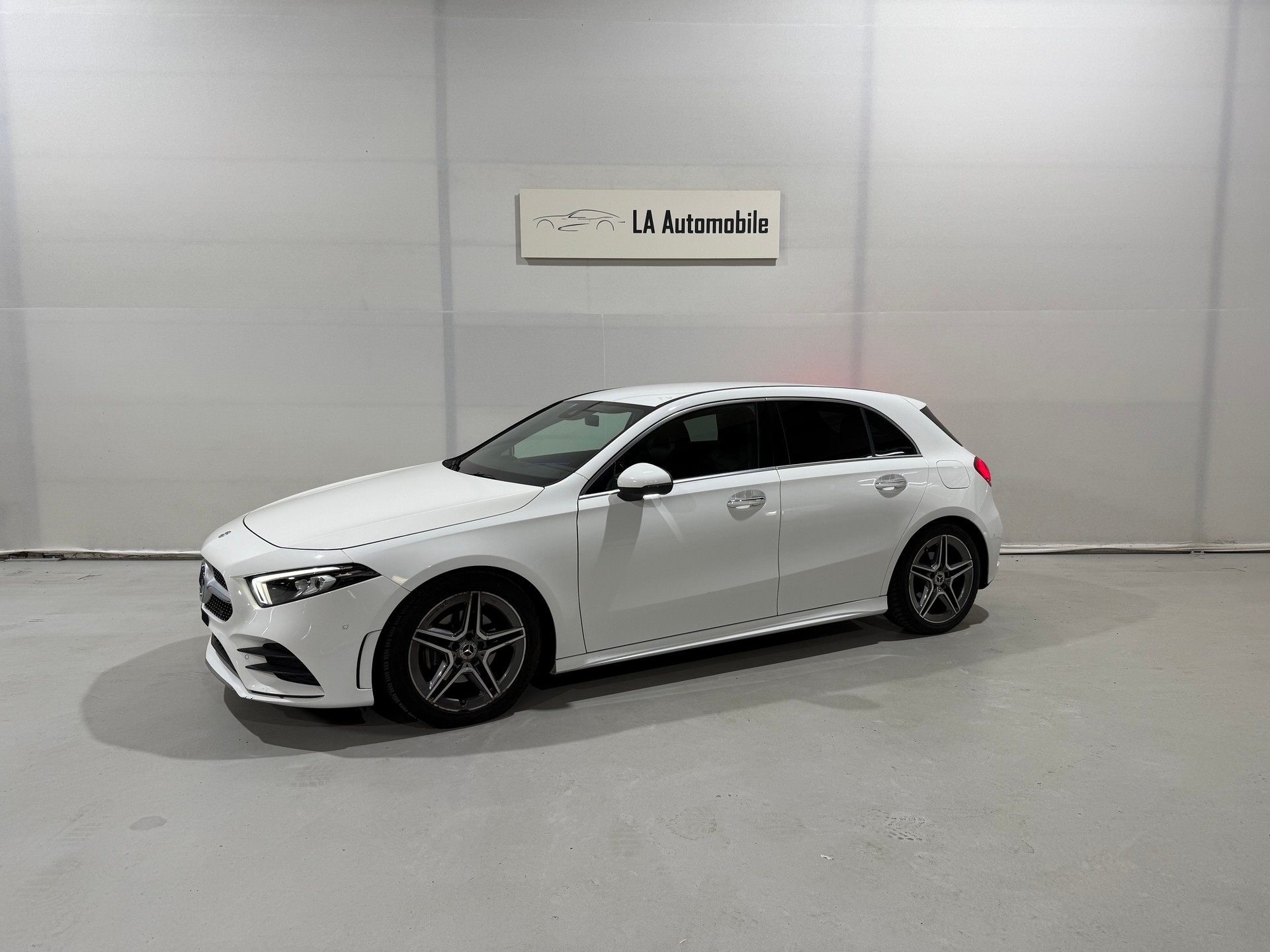 MERCEDES-BENZ A 180 d AMG Line-image-1