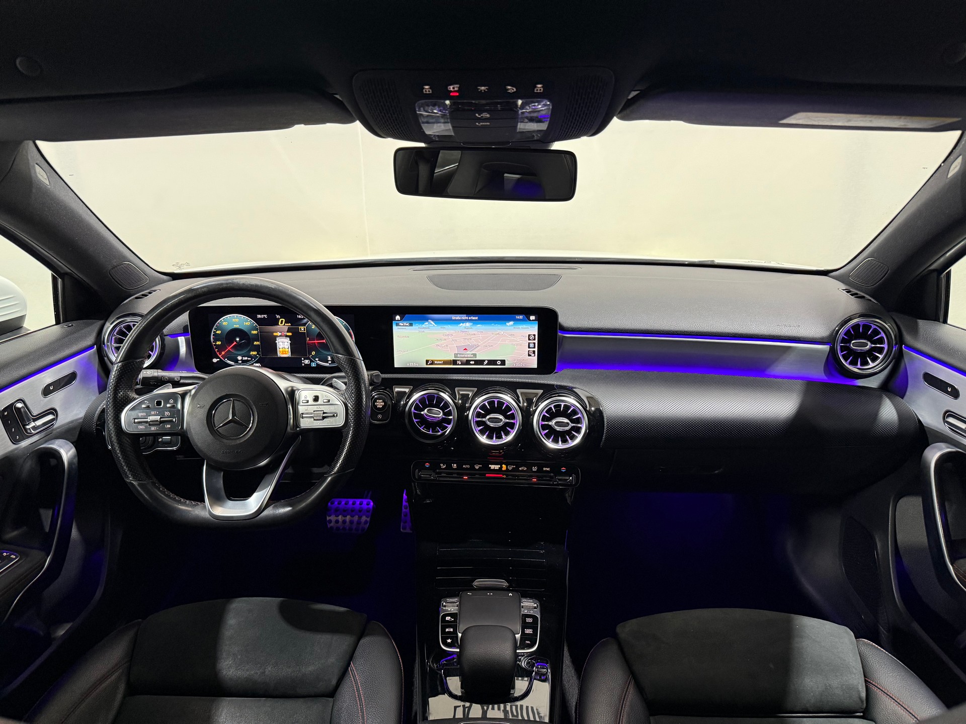 MERCEDES-BENZ A 180 d AMG Line-image-11
