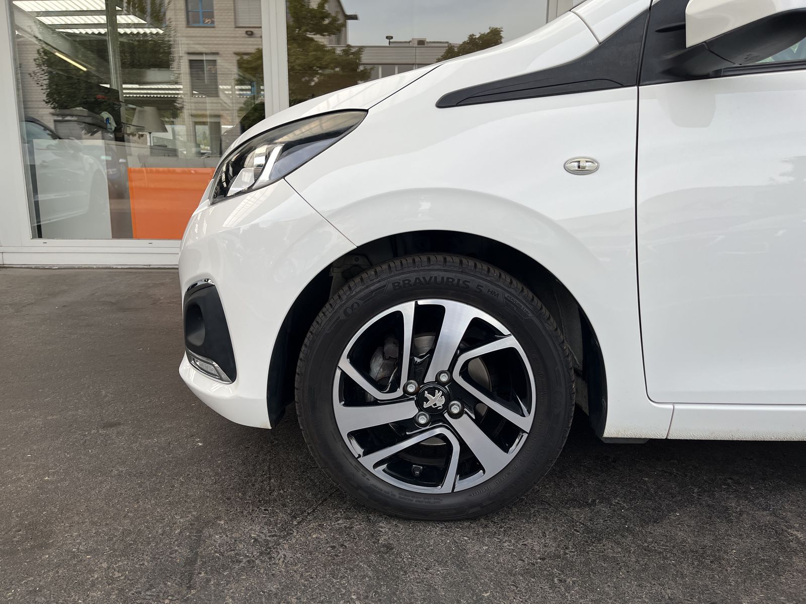 PEUGEOT 108 1.2 VTi Allure-image-4