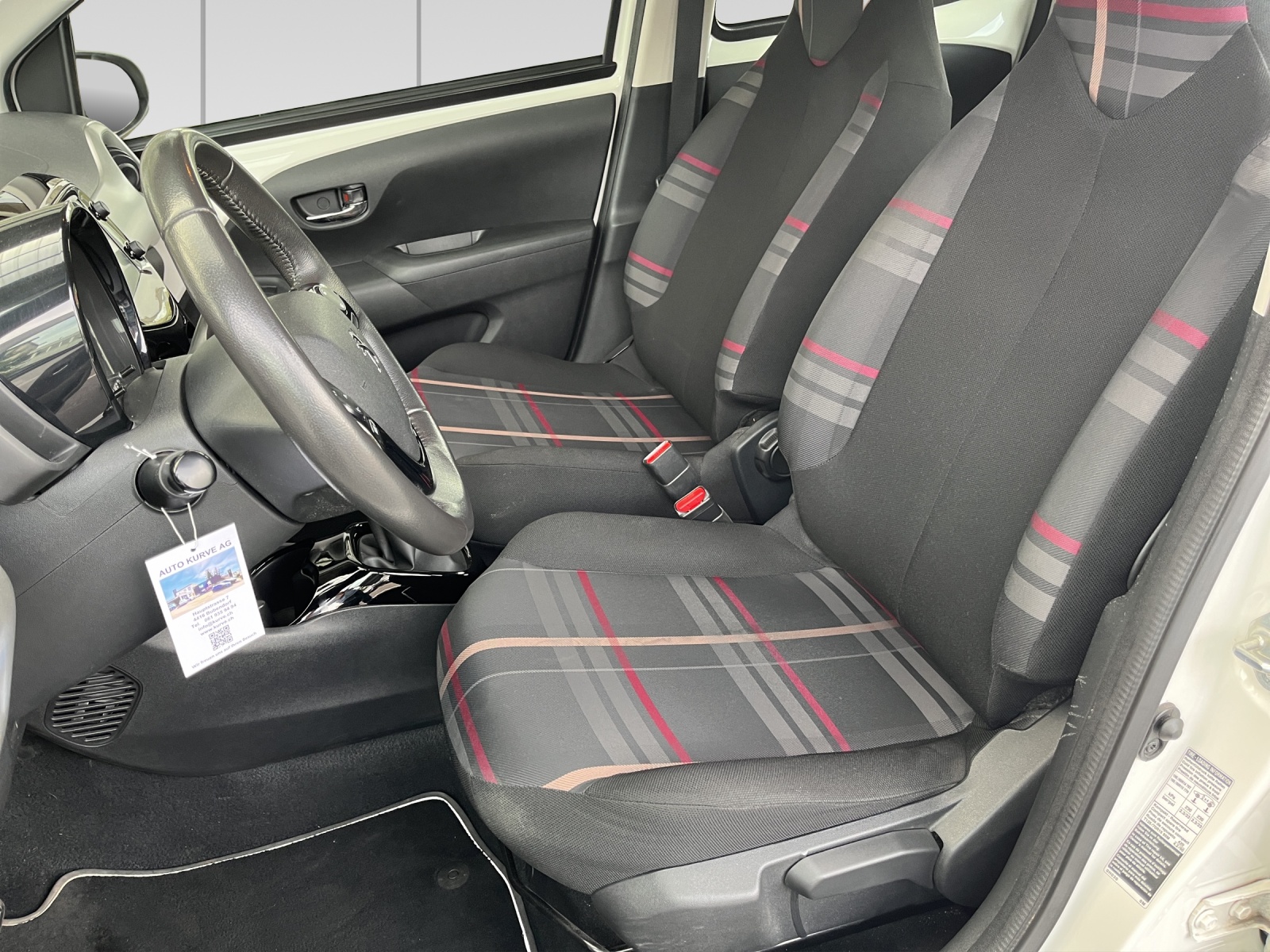 PEUGEOT 108 1.2 VTi Allure-image-5