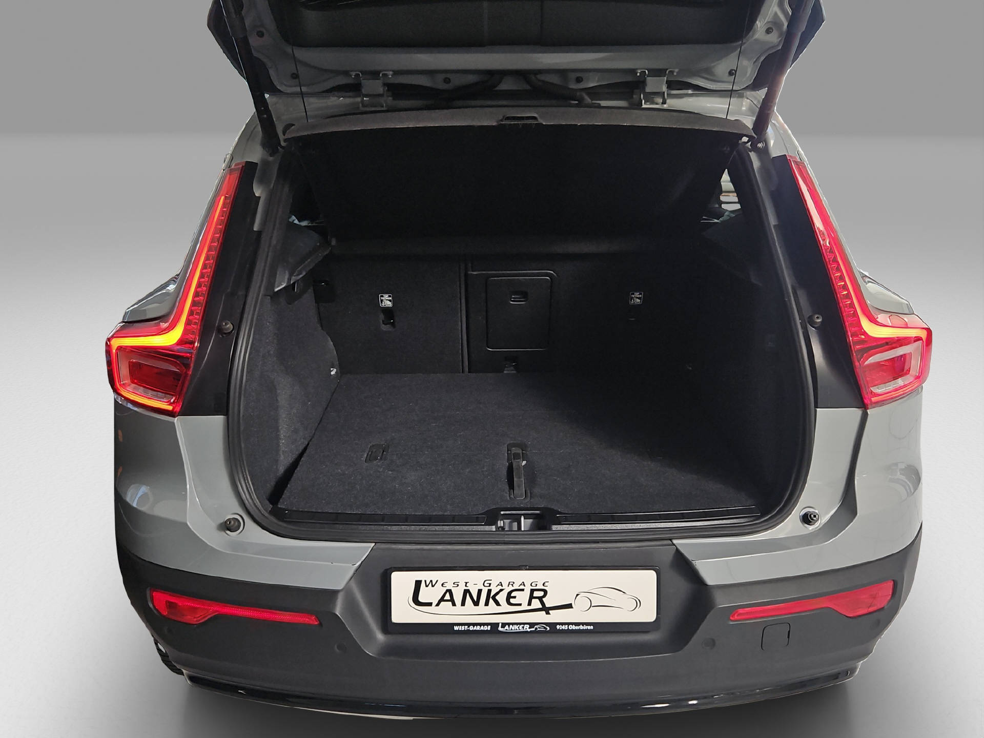 VOLVO XC40 2.0 B3 MH Plus Dark-image-15
