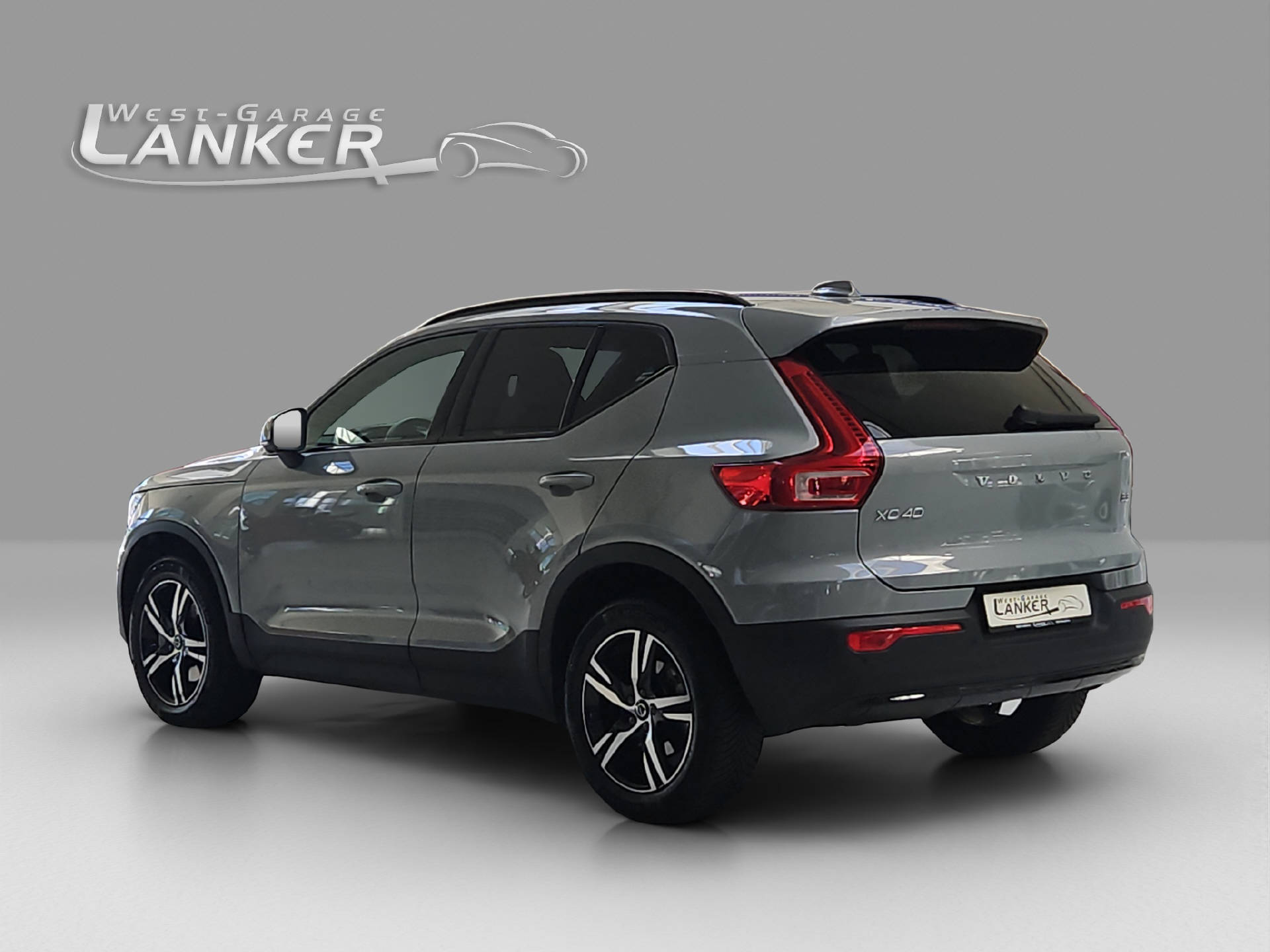 VOLVO XC40 2.0 B3 MH Plus Dark-showroom-element-3