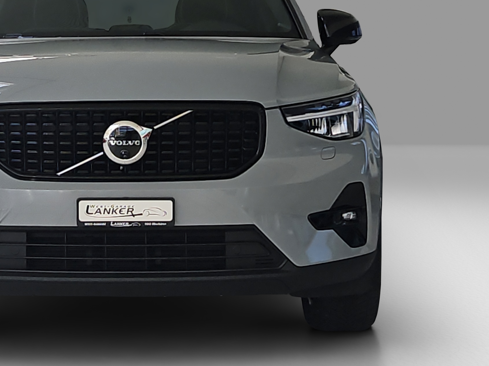 VOLVO XC40 2.0 B3 MH Plus Dark-image-17