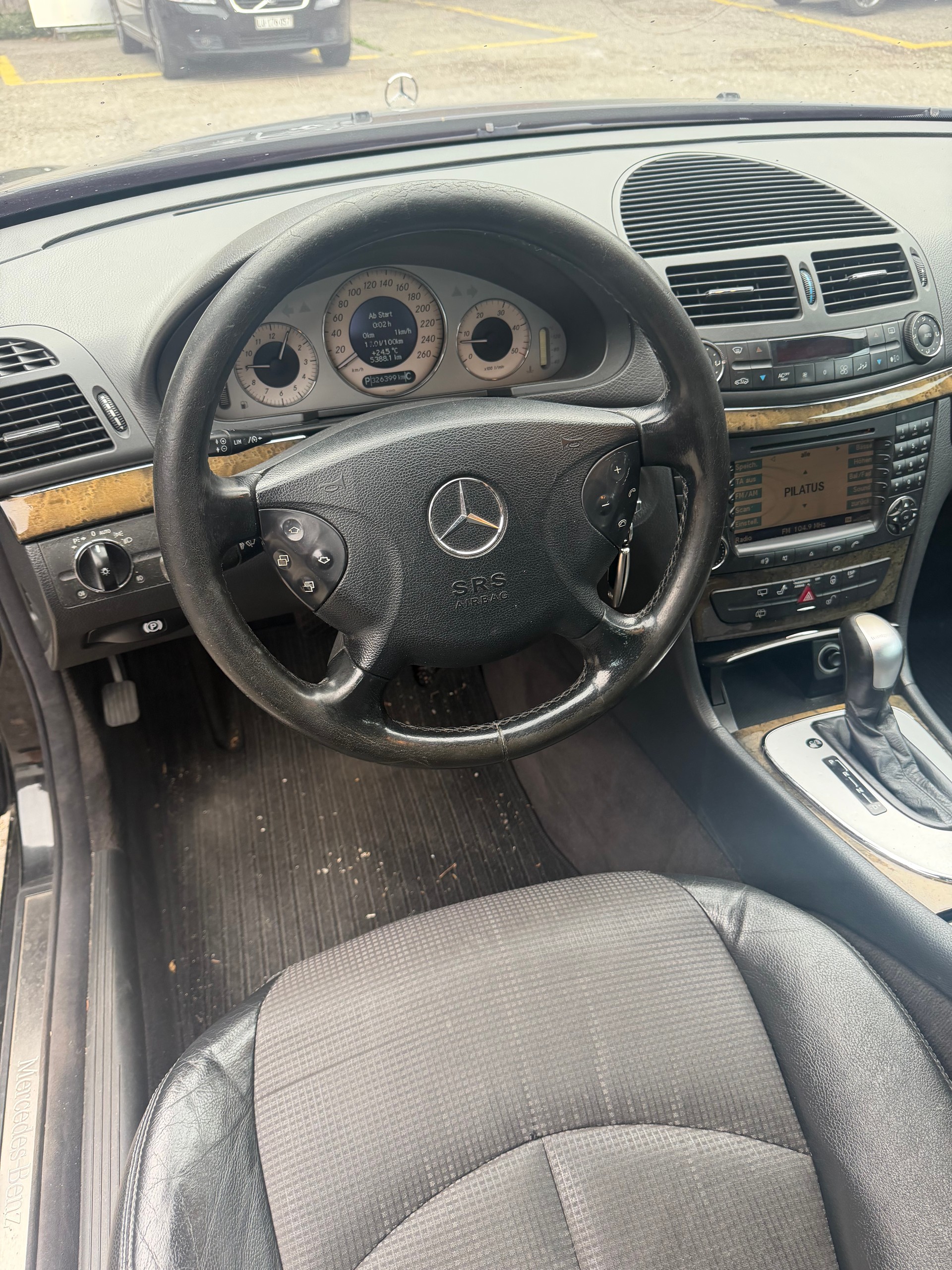 MERCEDES-BENZ E 320-image-4