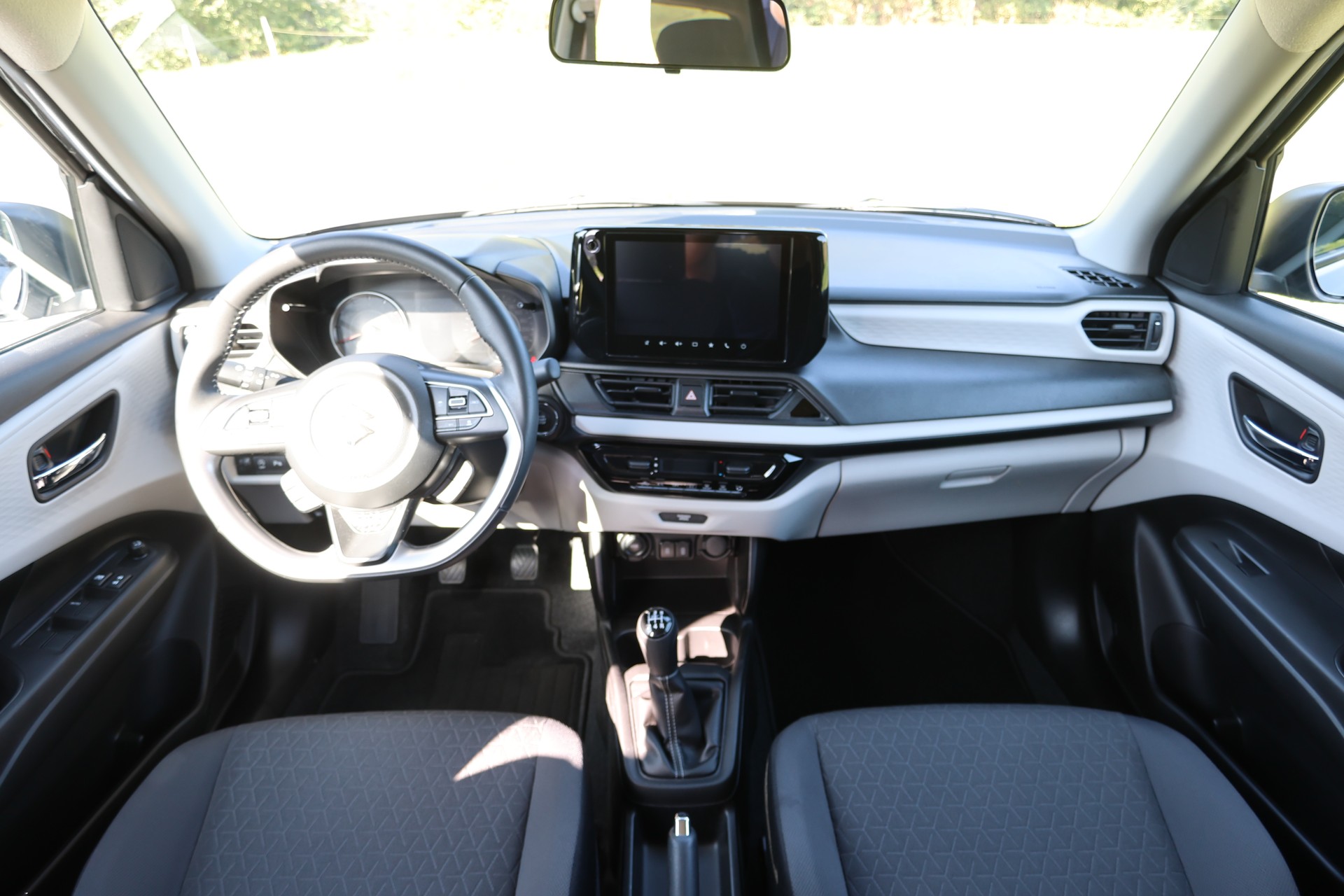 SUZUKI Swift 1.2 Sakura Hybrid-showroom-element-3