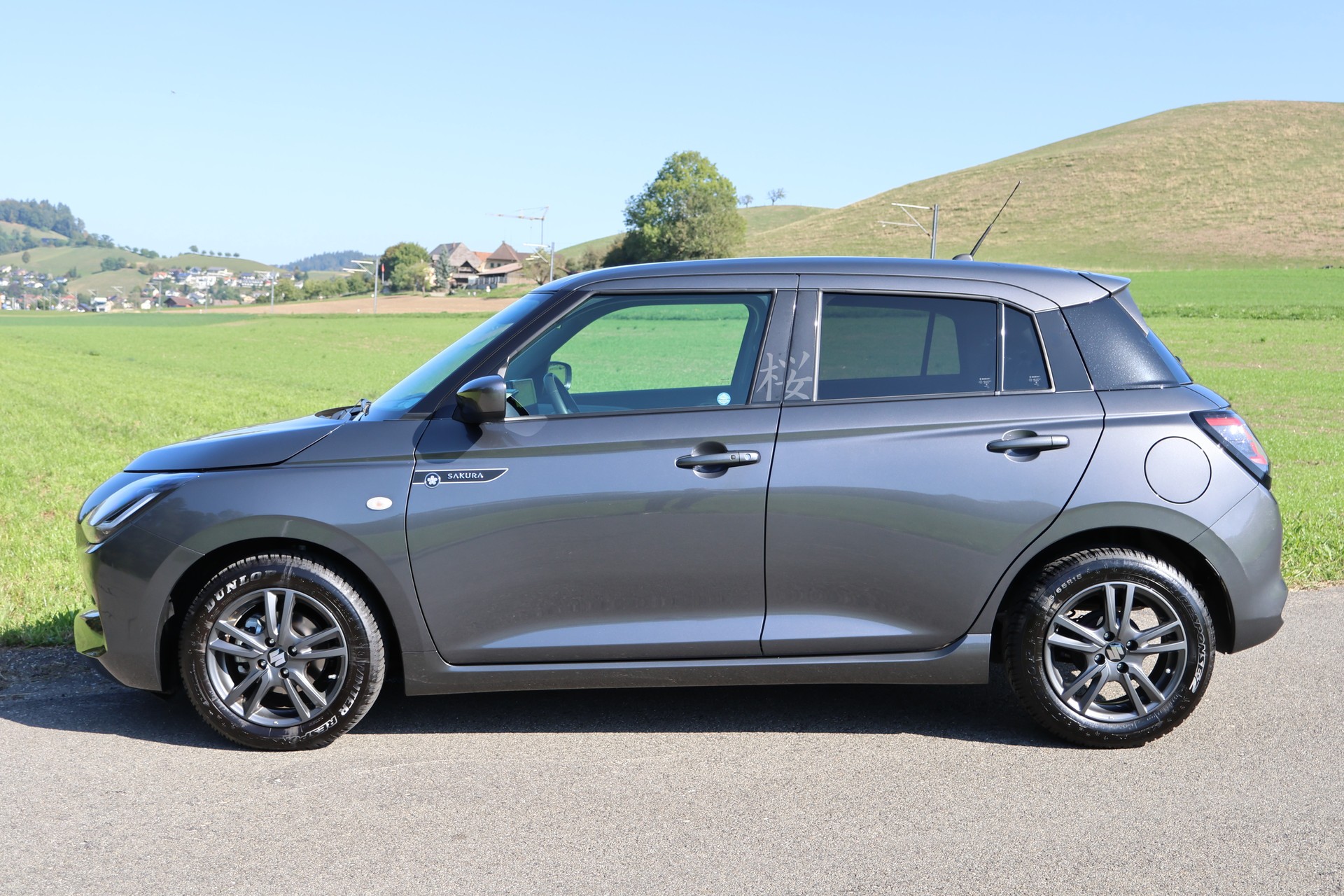 SUZUKI Swift 1.2 Sakura Hybrid-showroom-element-1